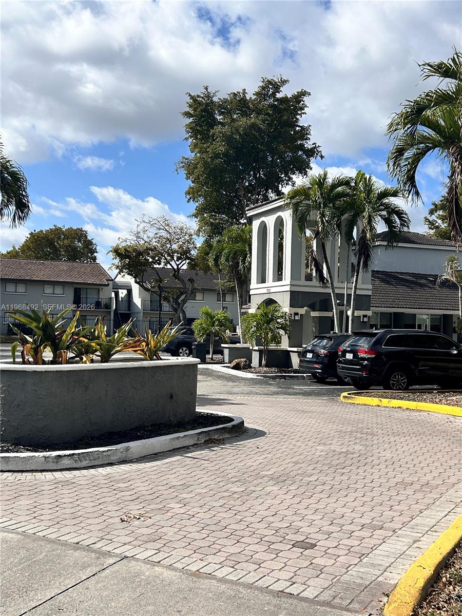 Upgraded Unit. 2 Deeded Parking Spaces very rare on Condominiums.  come see this beauty  currently rented. tenant can stay or move out if buyer will occupy.  Call listing agent today for showing. Gated 
Seller will entertain a seller contribution towards buyers closing.
