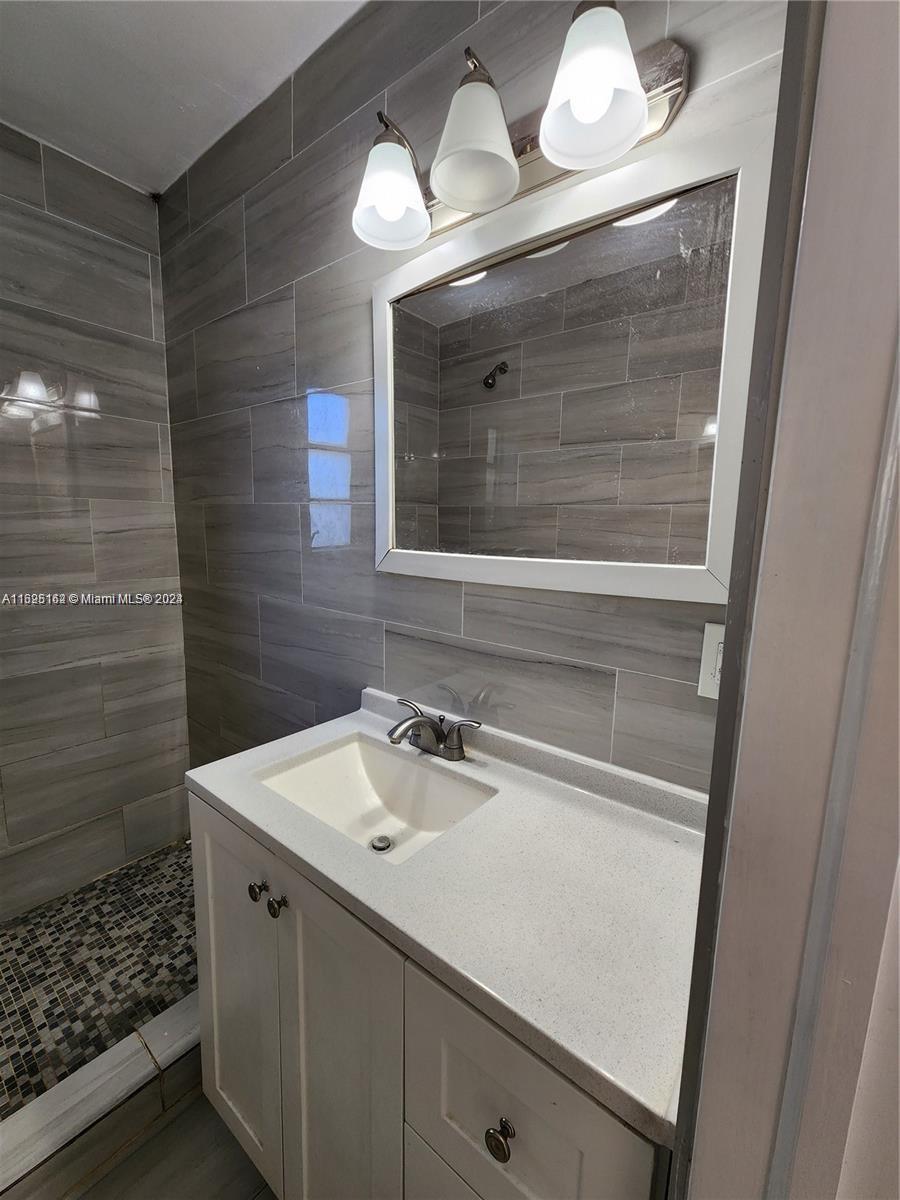 HOLLYWOOD TERRACE - Residential Lease