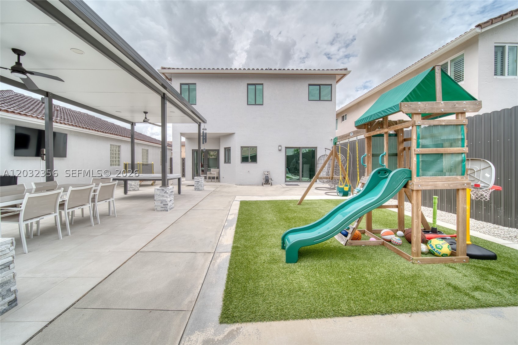 SPANISH LAKES - Residential