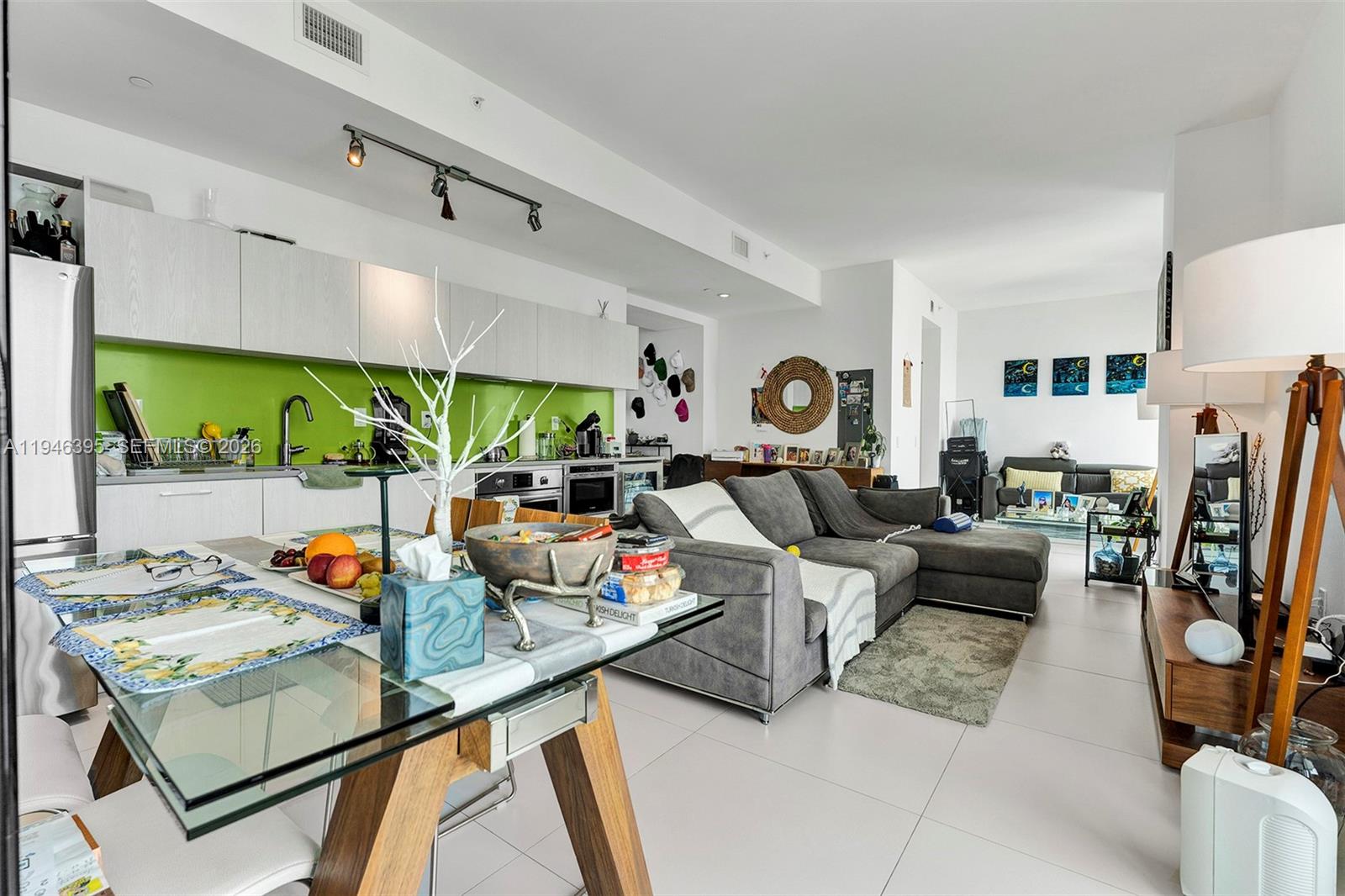 This lower Penthouse at the Paraiso Bayviews is a bright and spacious 1 bedroom plus den with 1.5 baths. This large turnkey unit has an open kitchen, high end appliances, walk-in closets, high ceilings, and city and partial bay views. This building offers a large variety of amenities, including a tennis court and roof top pool.