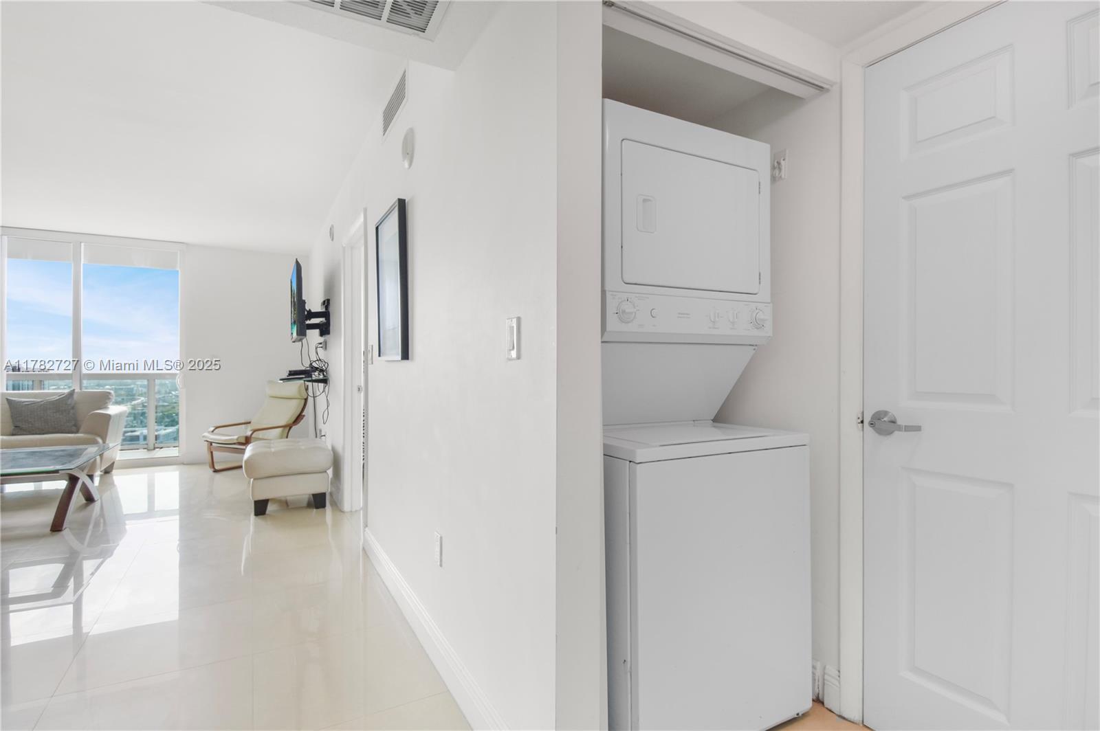 1800 CLUB CONDO - Residential Lease