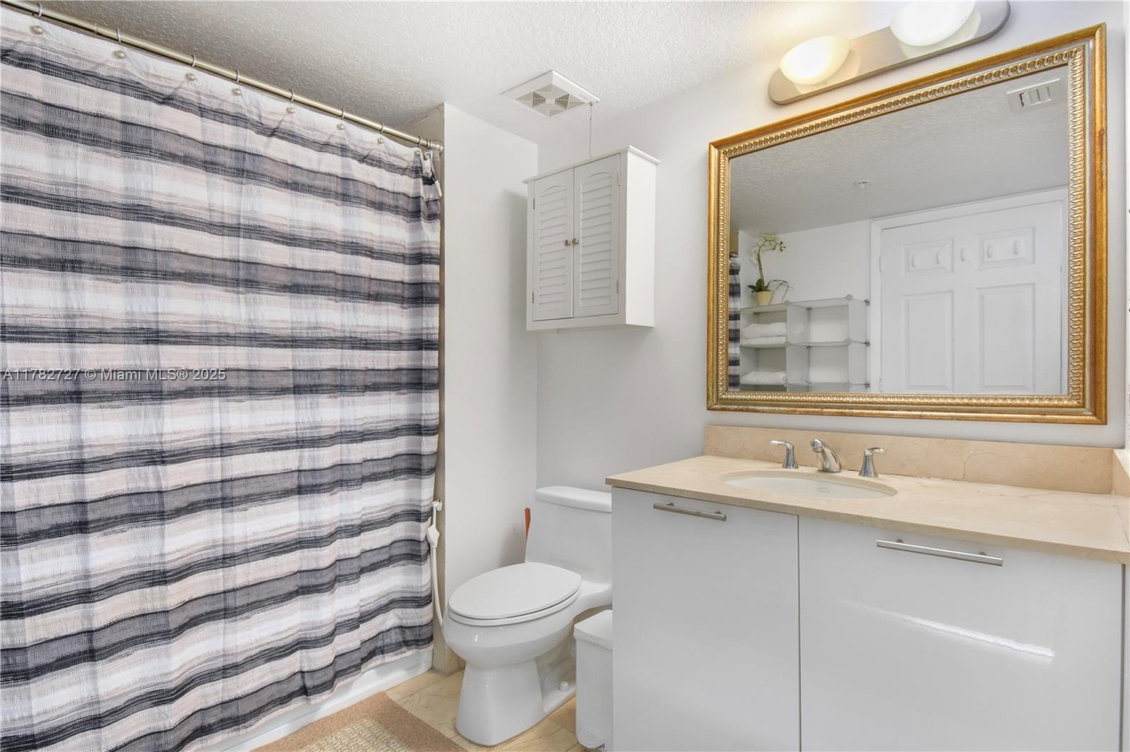 1800 CLUB CONDO - Residential Lease