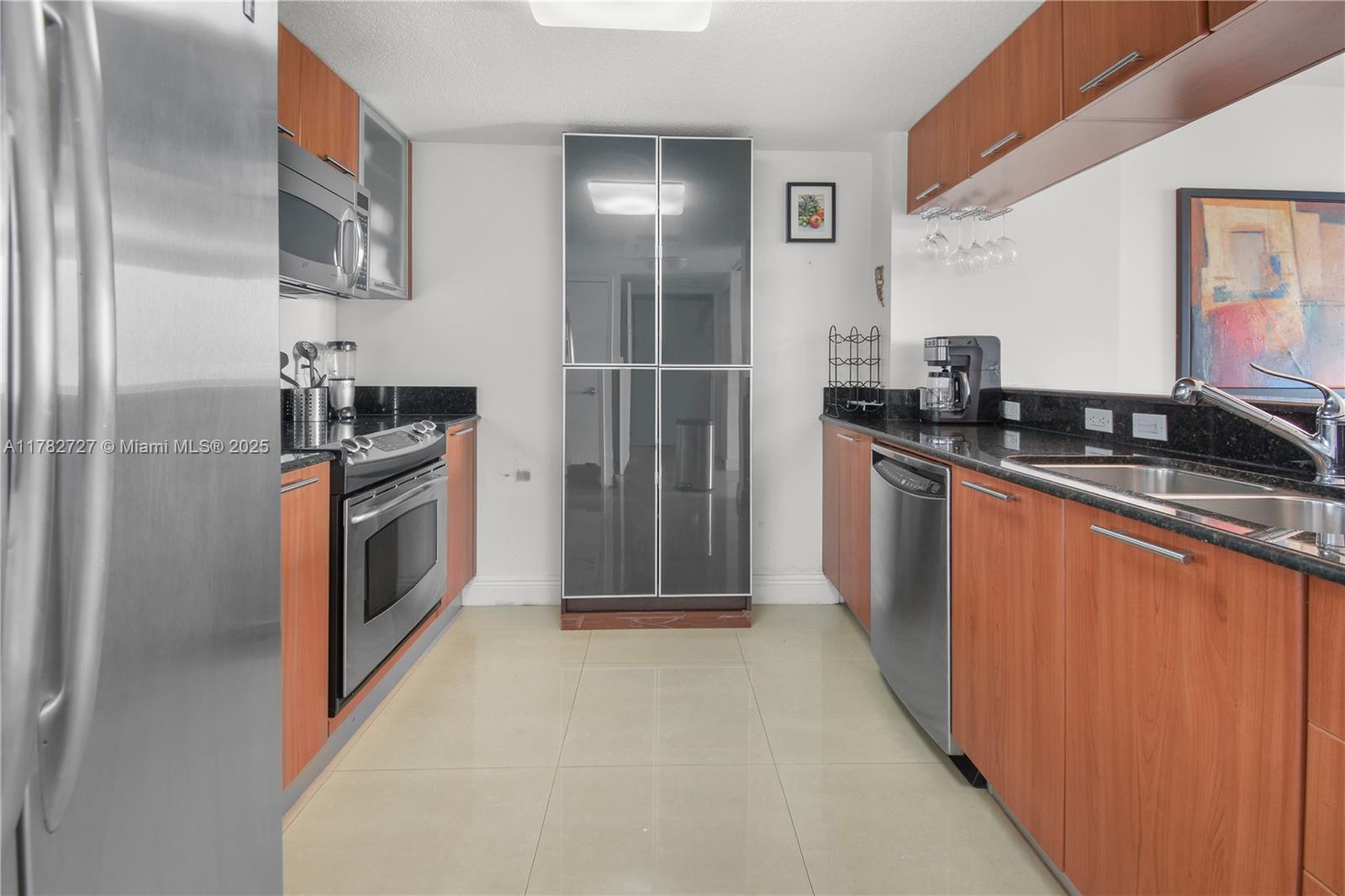 1800 CLUB CONDO - Residential Lease
