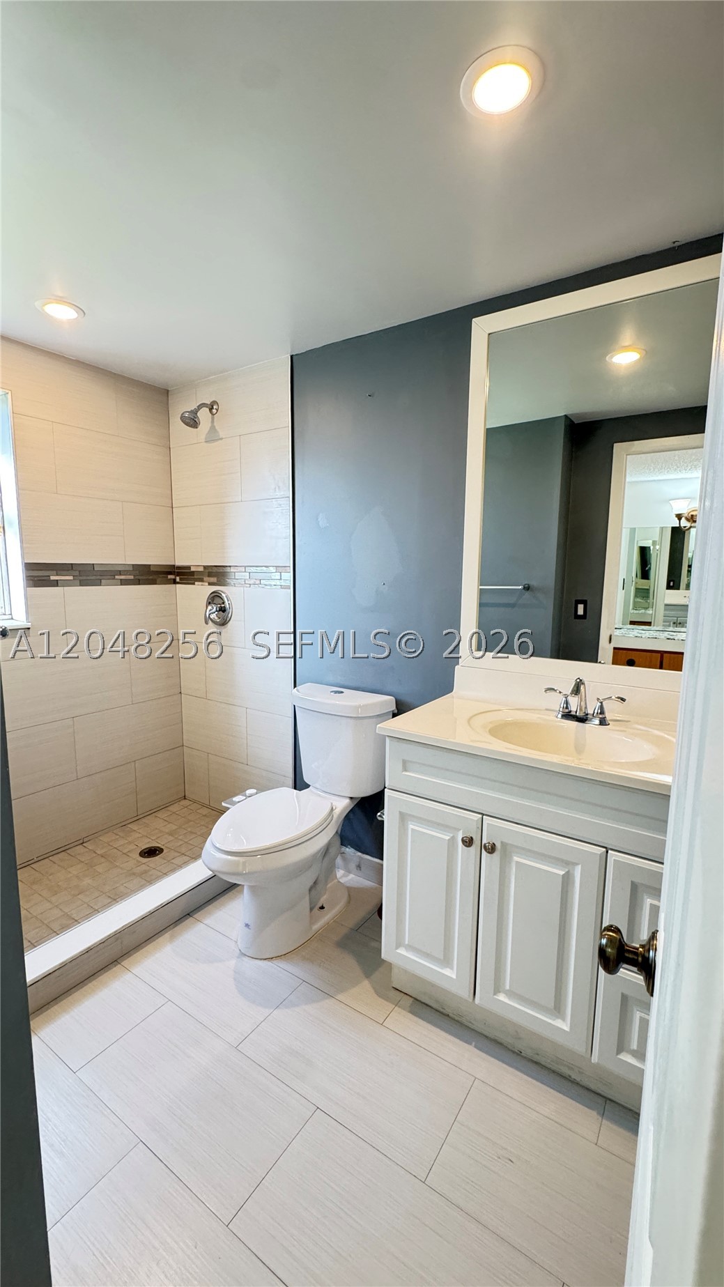 LAKEWOOD ON THE GREEN CON - Residential Lease