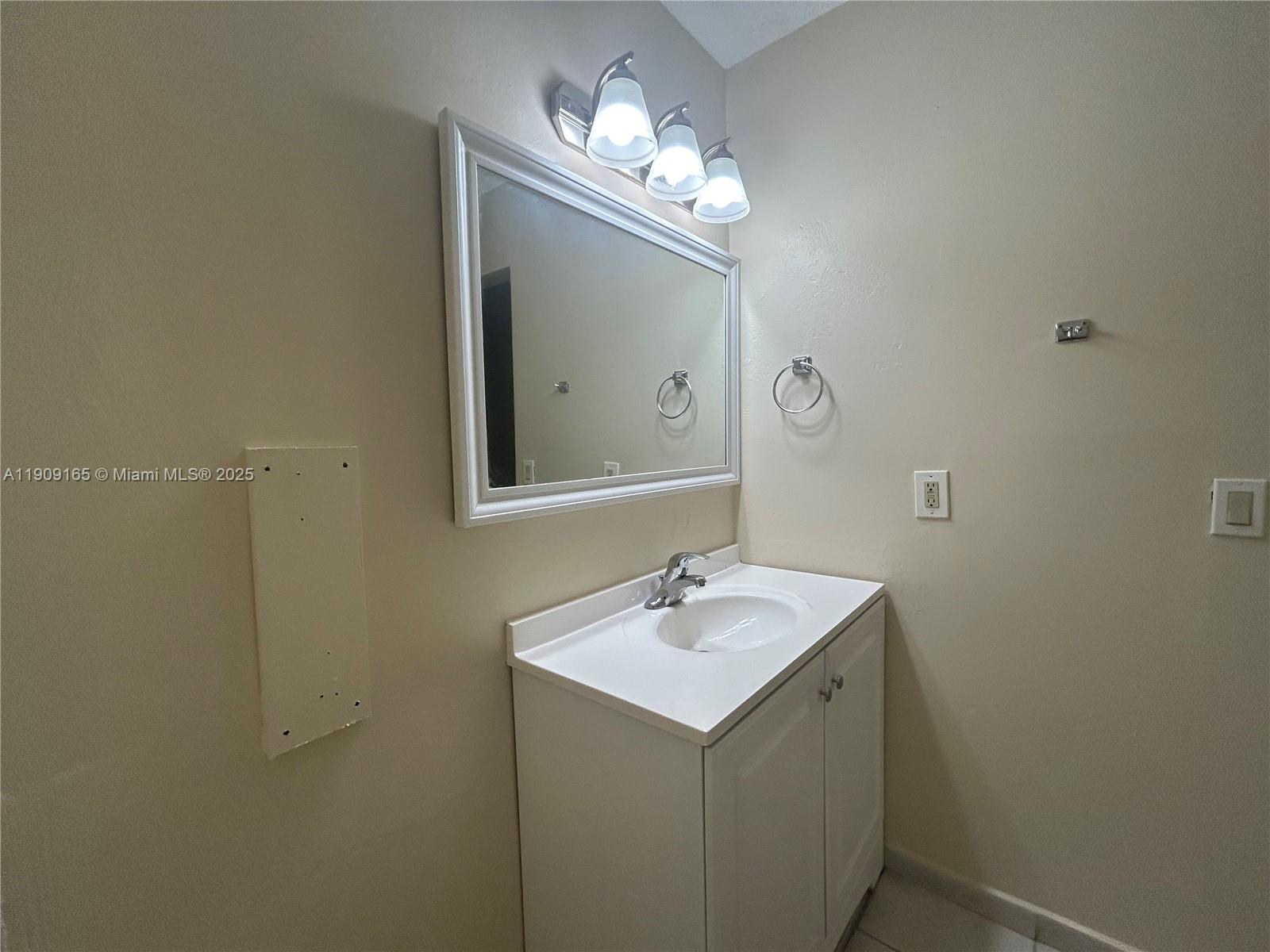 NARANJA LAKES CONDO NO 5 - Residential