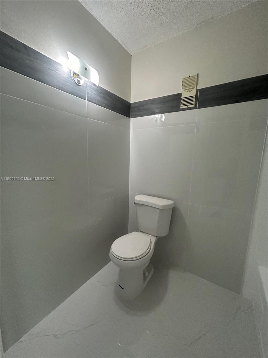 NARANJA LAKES CONDO NO 5 - Residential