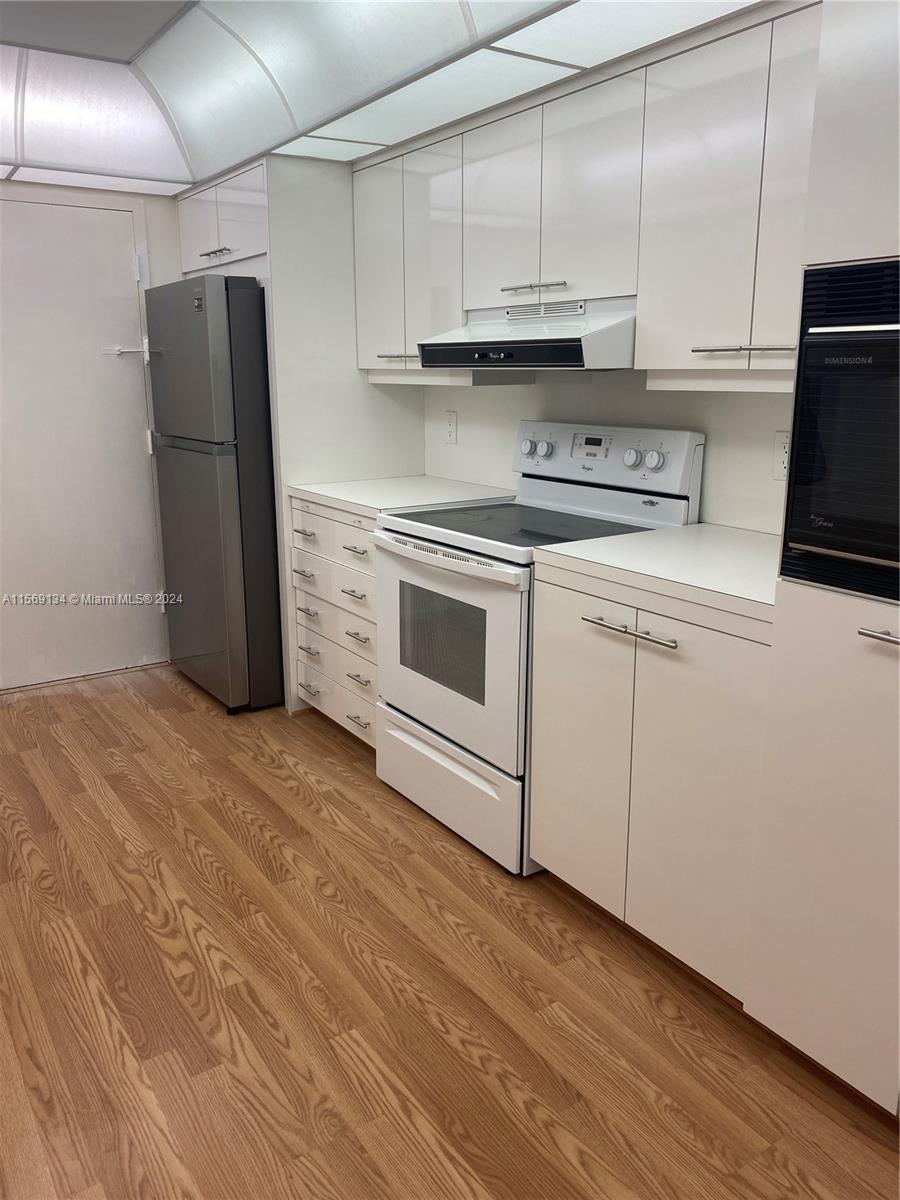 LA MER ESTATES WEST CONDO - Residential Lease
