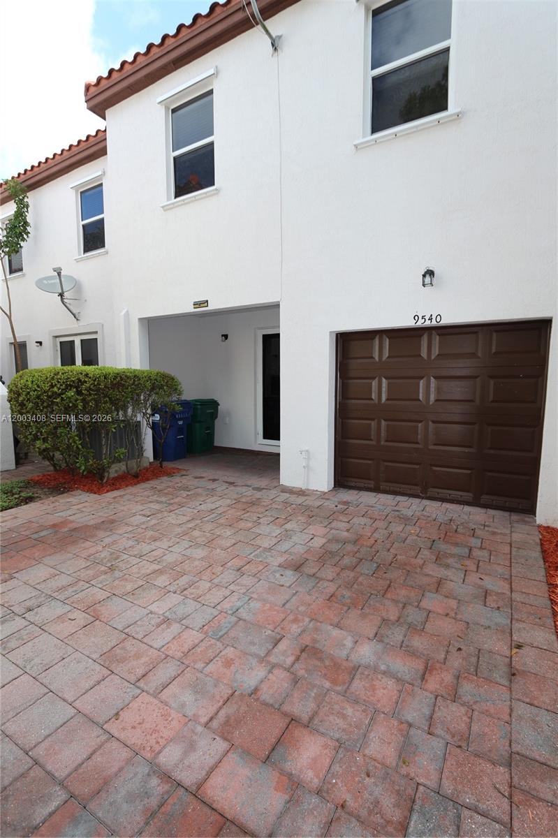 KENDALL COMMONS TOWNHOMES - Residential