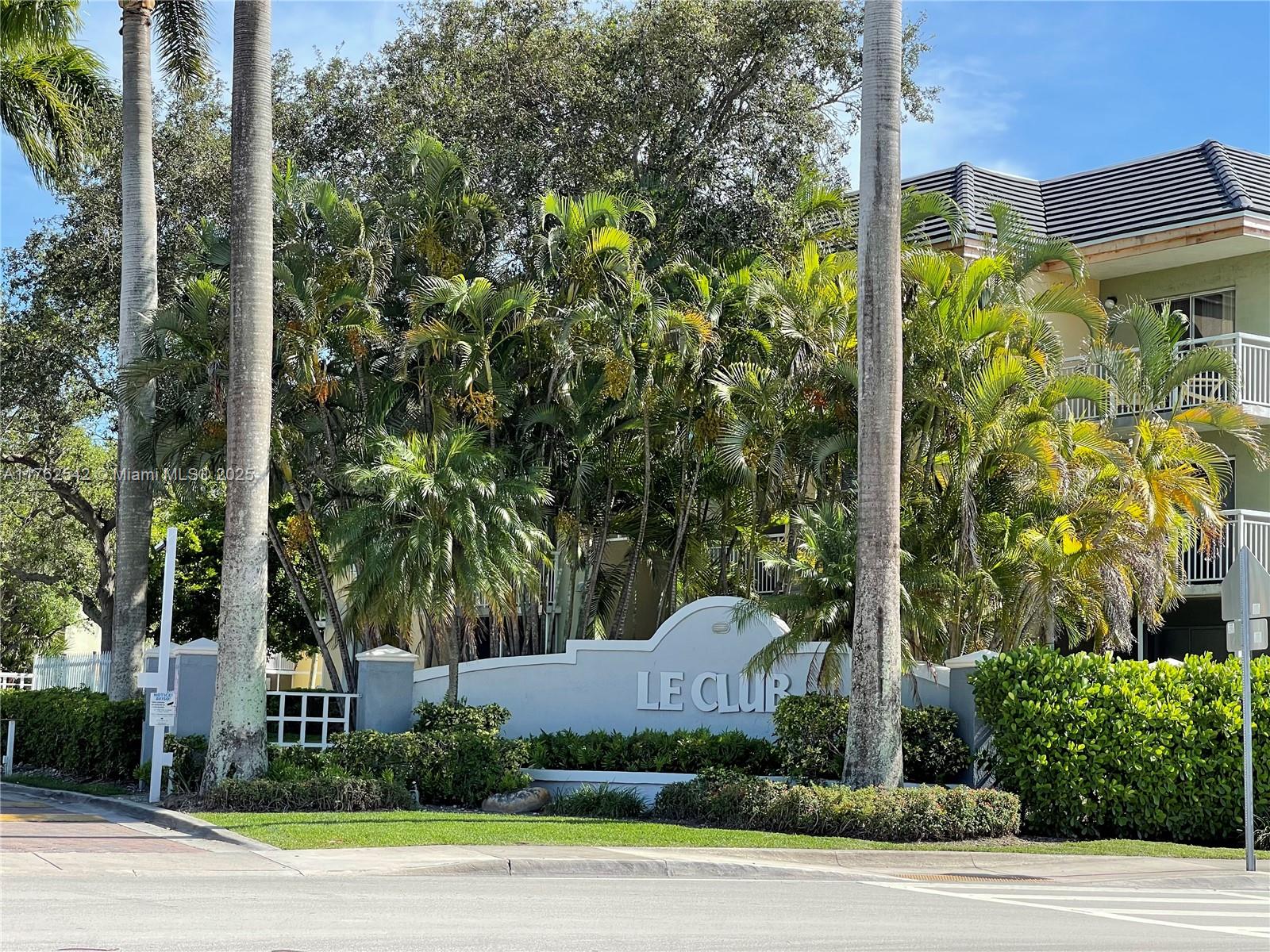 LE CLUB AT OLD CUTLER CON - Residential Lease