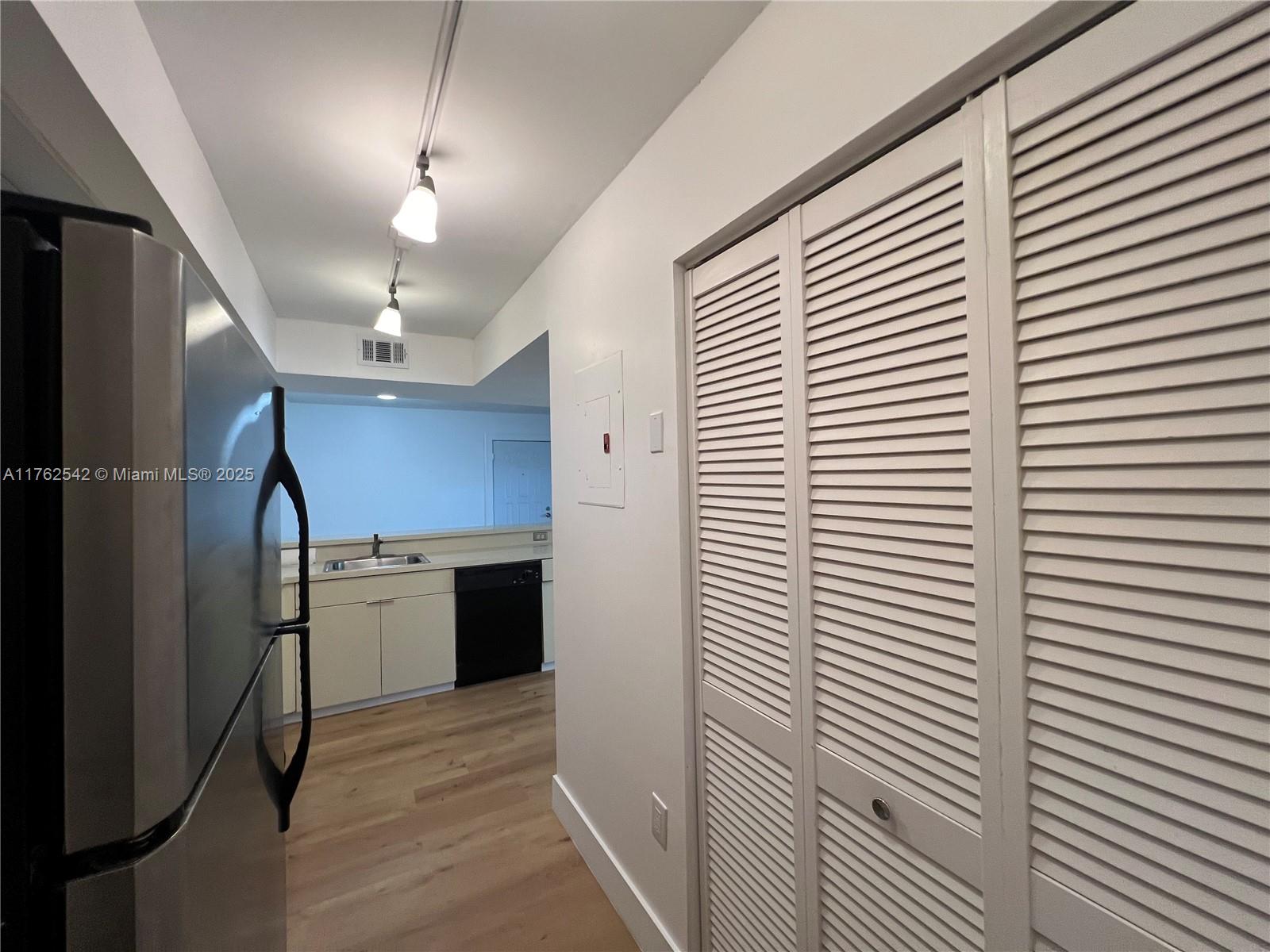 LE CLUB AT OLD CUTLER CON - Residential Lease