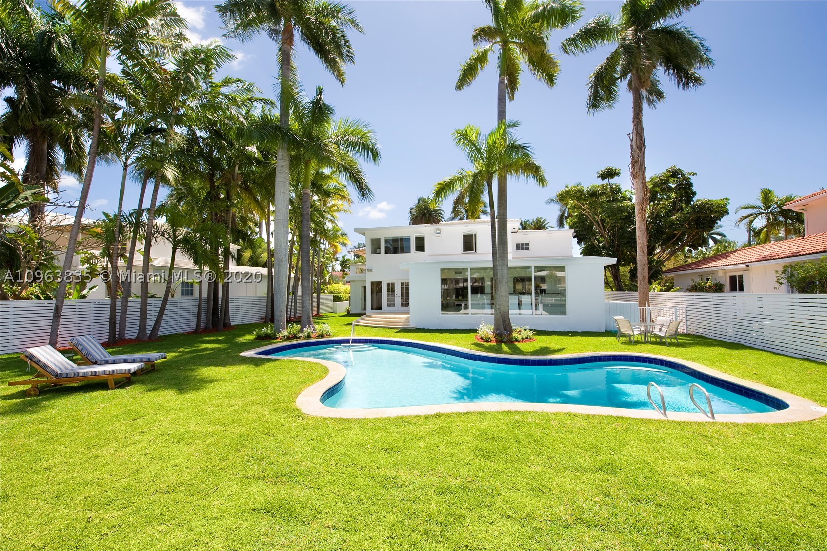 Spectacular 75 linear feet waterfront home on gated Sunset Island III. Classy 2-story home decorated with
European elegance and style. Four-bedroom plus Maid's room plus office. Two-car garage, heated salt water pool
and dock. Automatic whole-house Generator. Sunset Island III offers the unique feeling of tropical atmosphere
within walking distance
