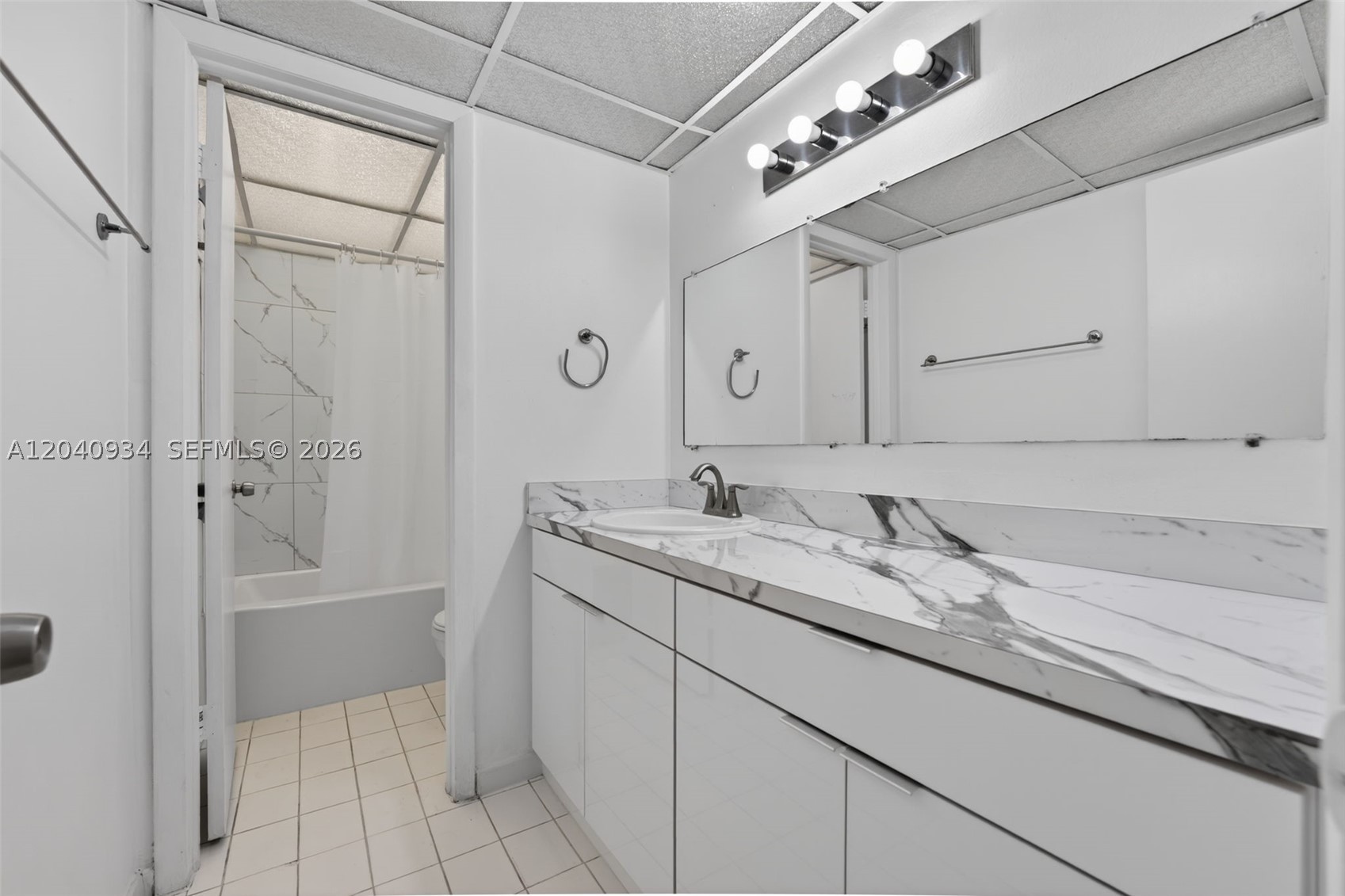 INTERNATIONAL CONDO - Residential Lease