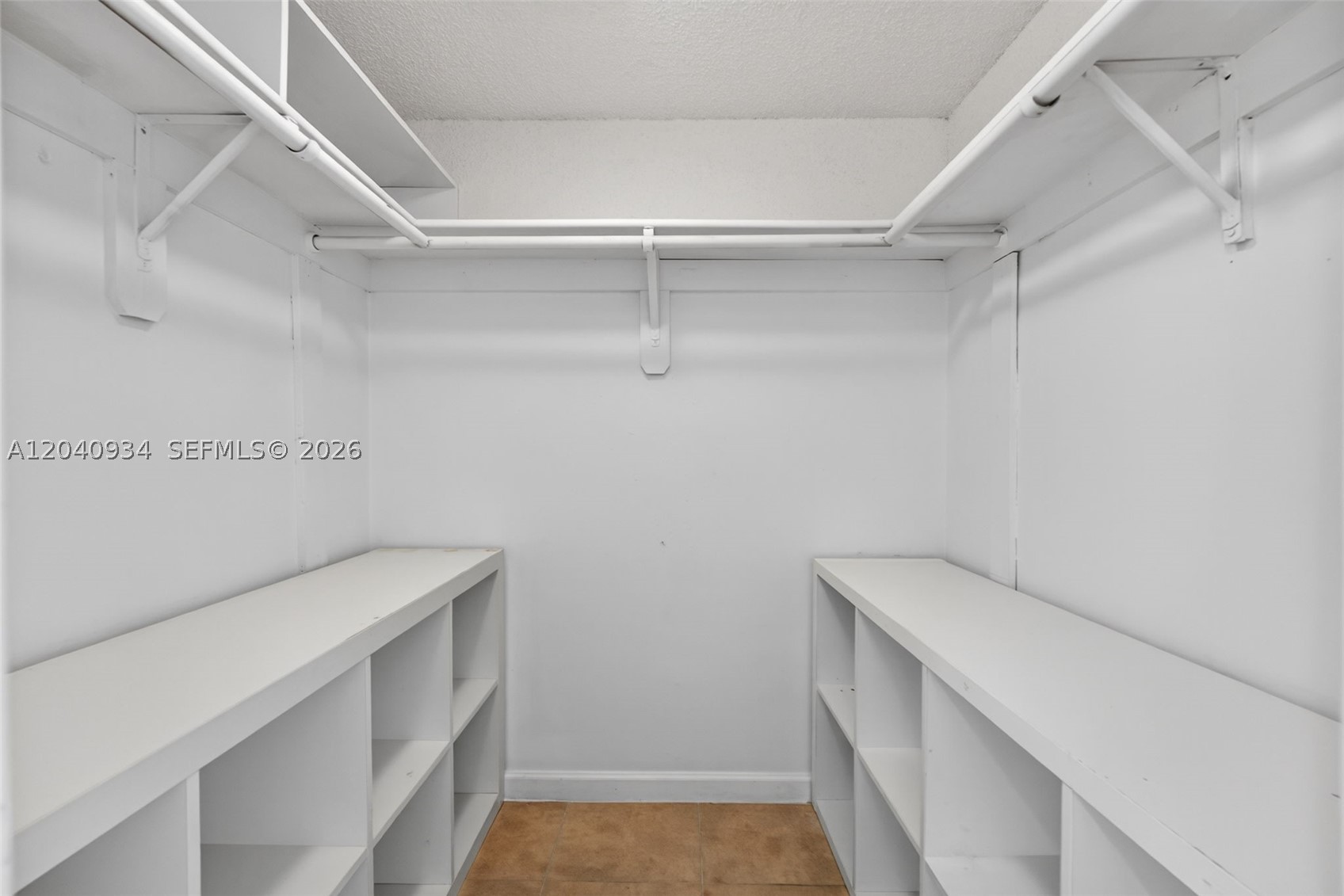 INTERNATIONAL CONDO - Residential Lease