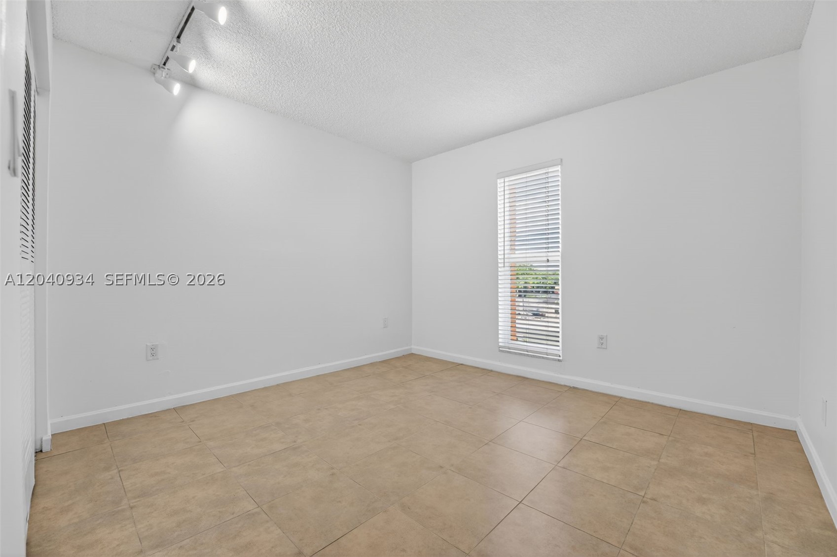INTERNATIONAL CONDO - Residential Lease
