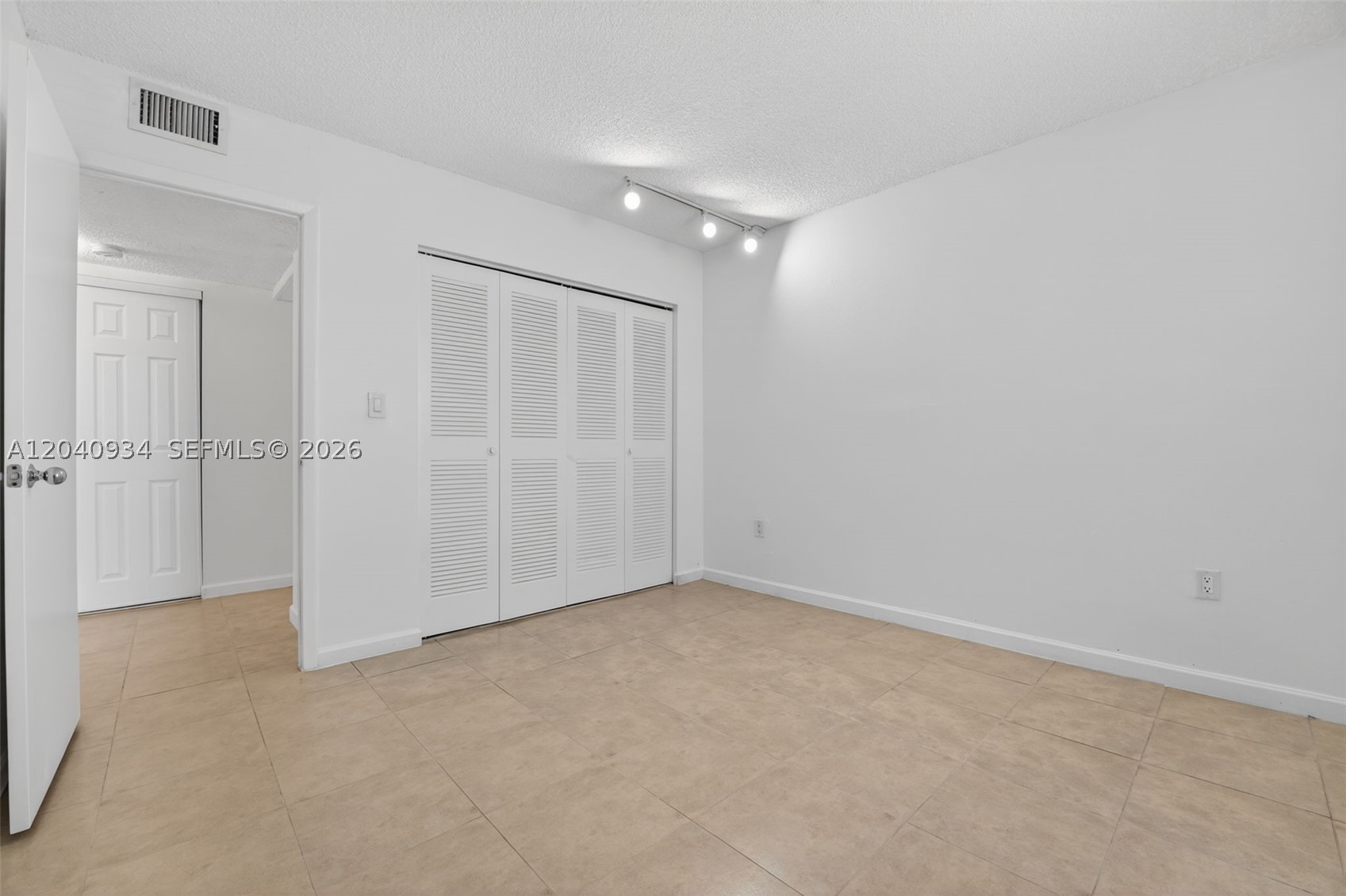 INTERNATIONAL CONDO - Residential Lease