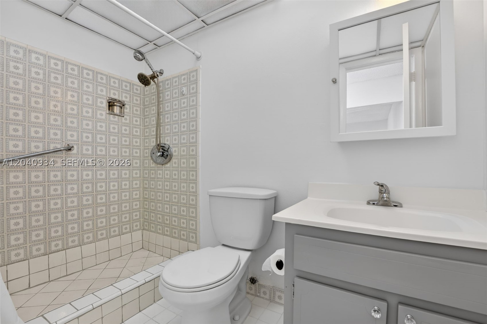 INTERNATIONAL CONDO - Residential Lease