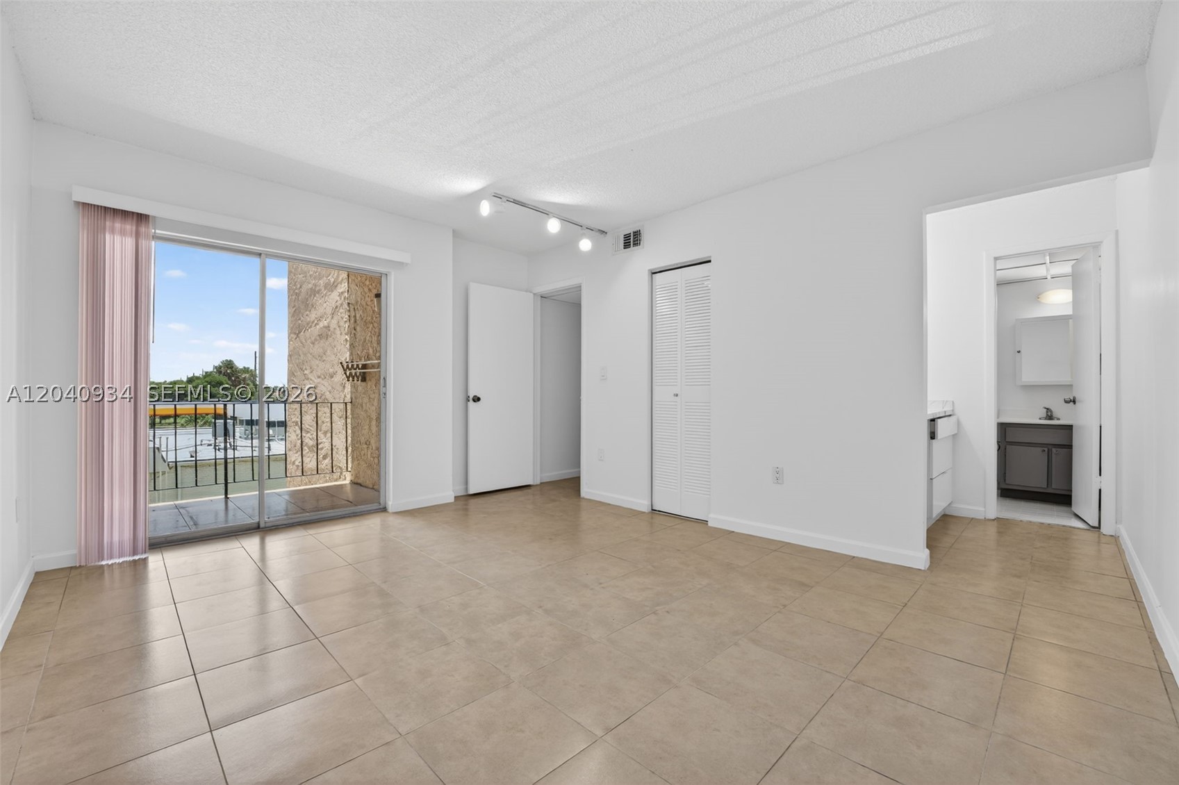 INTERNATIONAL CONDO - Residential Lease