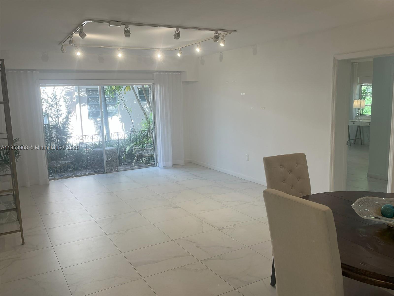 MARIPOSA CONDO - Residential