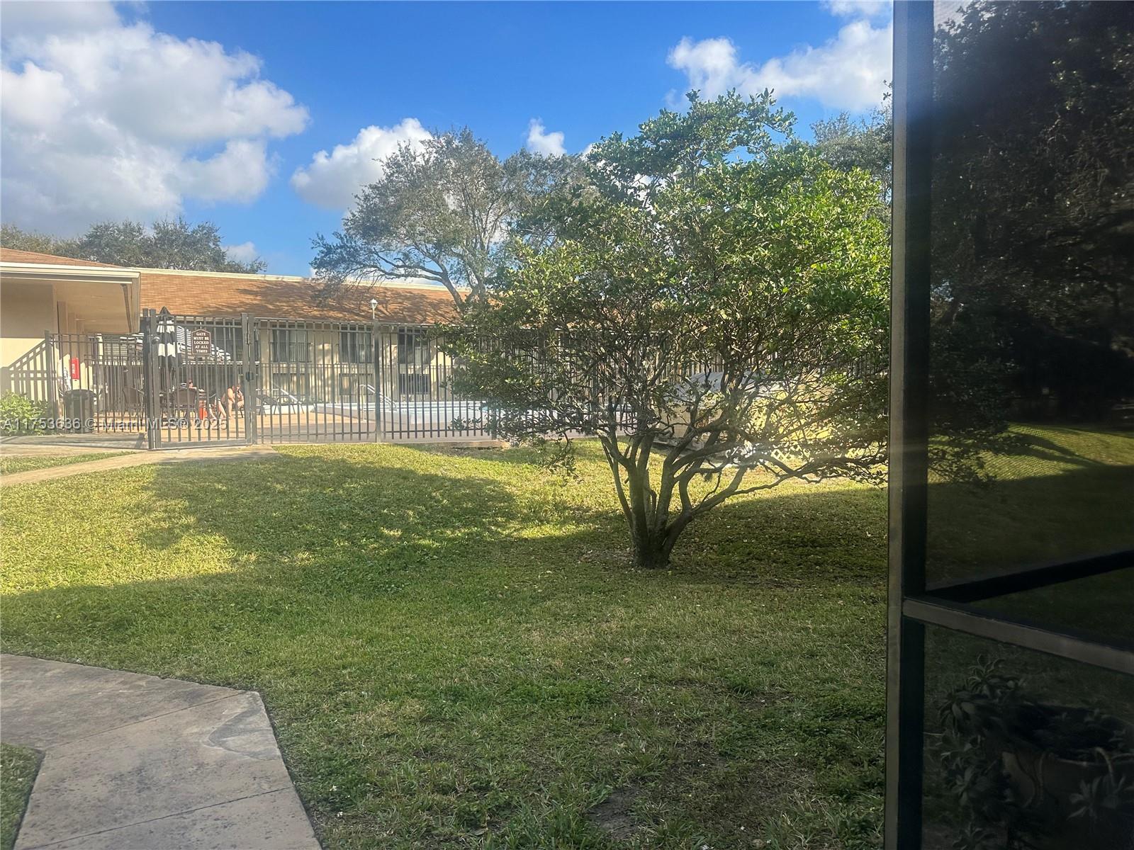 PERFECT INVESTMENT PROPERTY. UNIT RENTED.GREAT SPLIT FLOOR PLAN