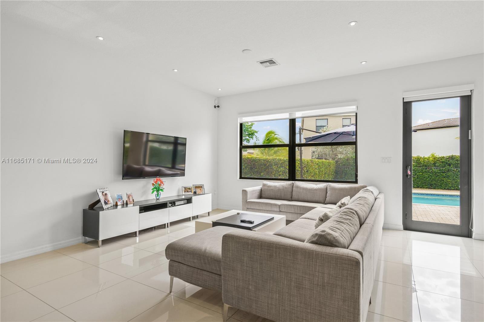 CHAMPION LAKES - Residential