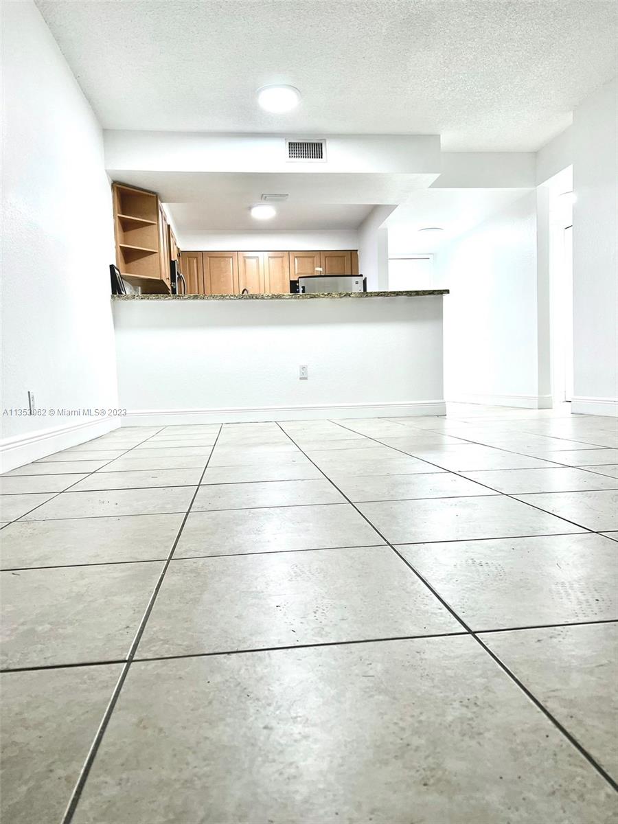 Fantastic apartment 1/1 in the heart of Doral, excellent condition like new, with large patio for entertainment, Full amenities: Pool, Tennis, Gym, Playground, Lake, Large green areas. Laundry Facilities in the same building. Excellent location near Palmetto, airport and best Malls. Easy to show.