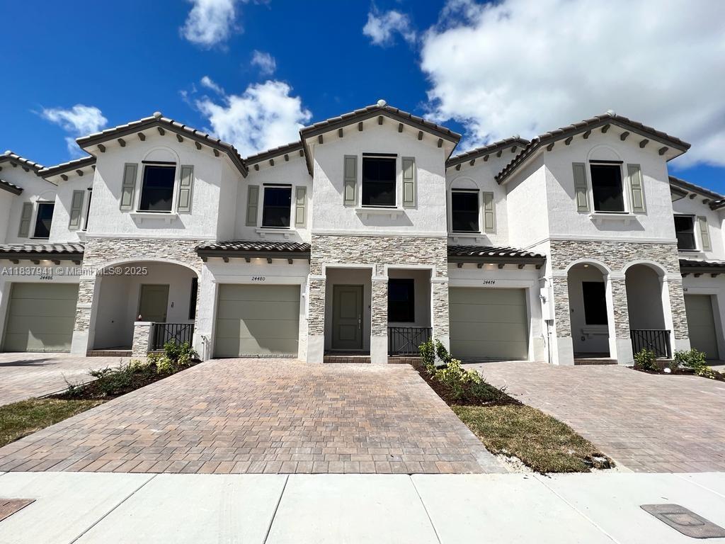 CORSICA SILVER PALM - Residential