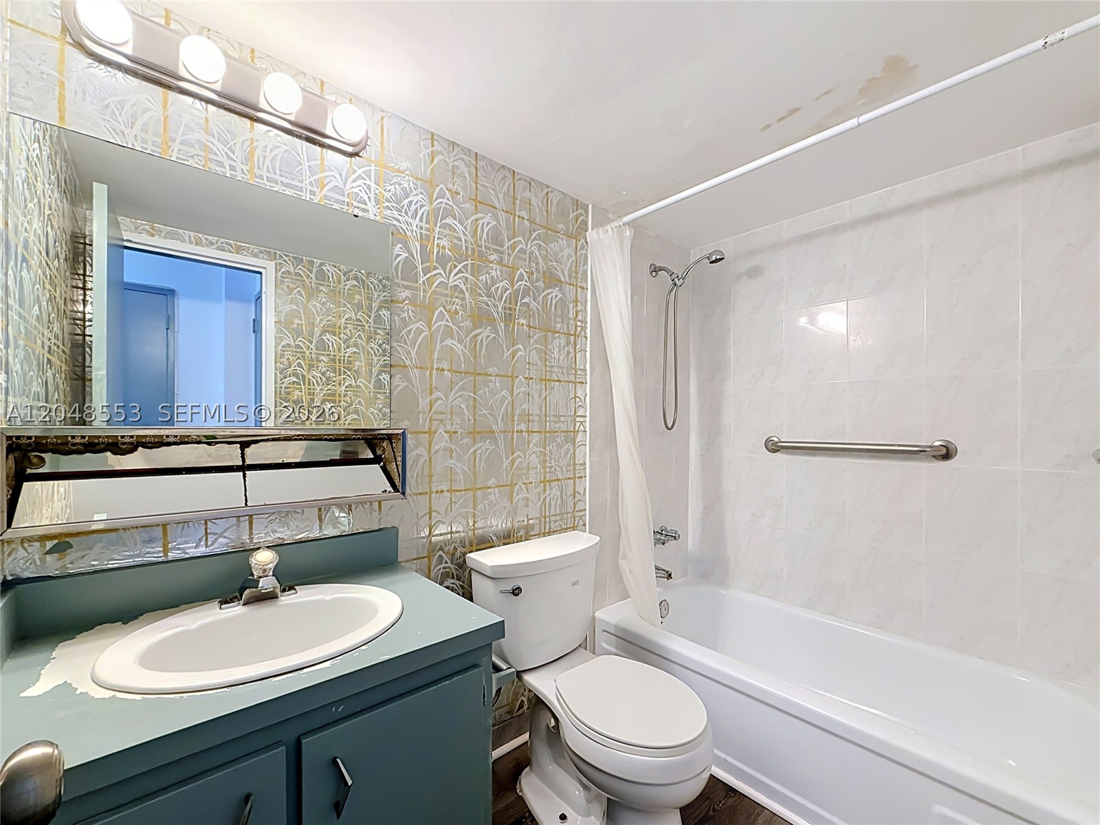 BAYVIEW TERR CONDO - Residential