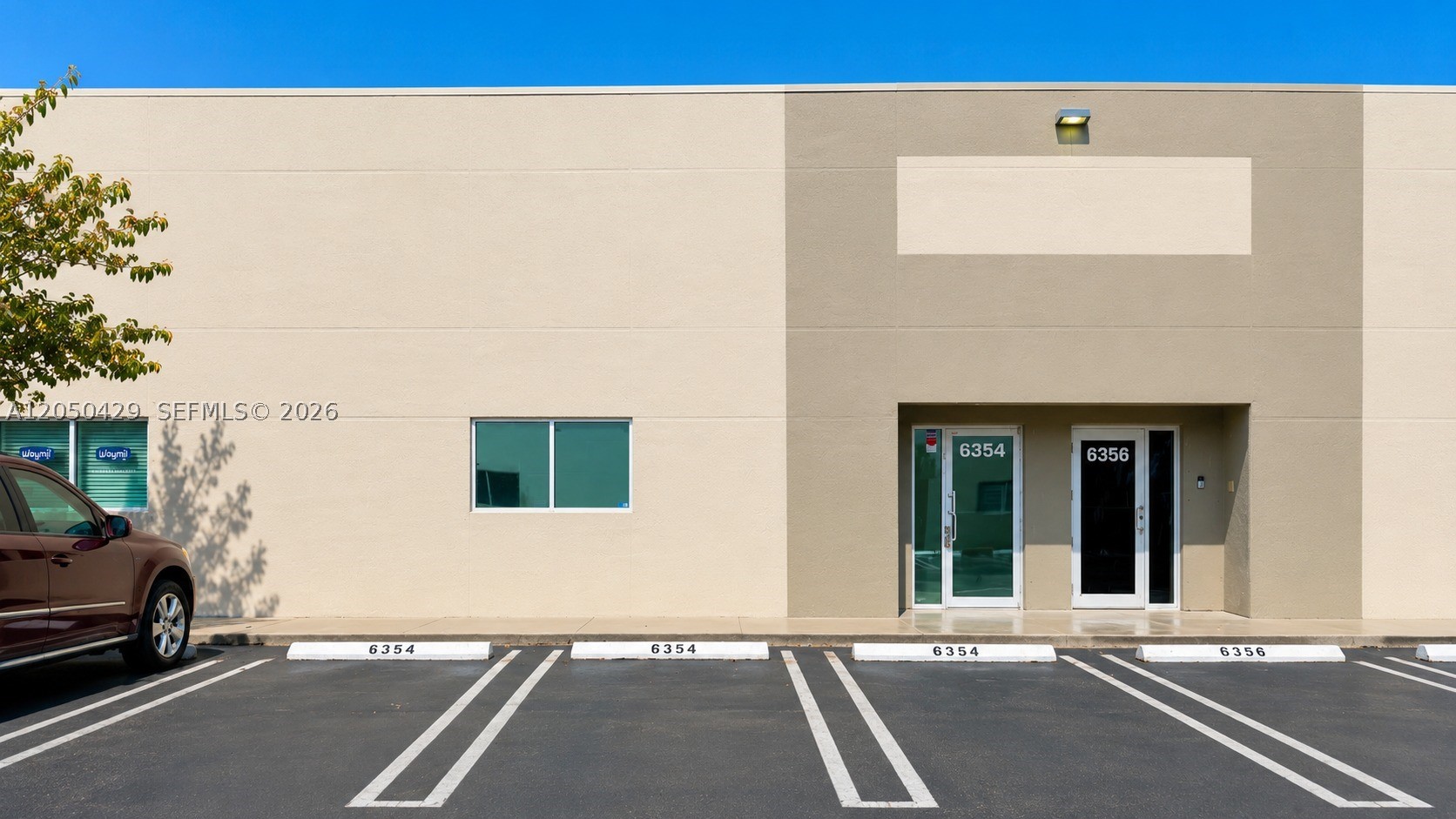OFFICE/WAREHOUSE FOR LEASE – 2,030 SF in modern Doral business park. Air-conditioned warehouse, reception area & private office with ceramic tile. Polished/painted concrete floors, rear street-level loading door, 22' ceilings, 3-phase power, 4 assigned parking spaces. Minutes from MIA Airport, 826 & 836. Ideal for logistics, e-commerce or showroom. Call now to schedule a showing!