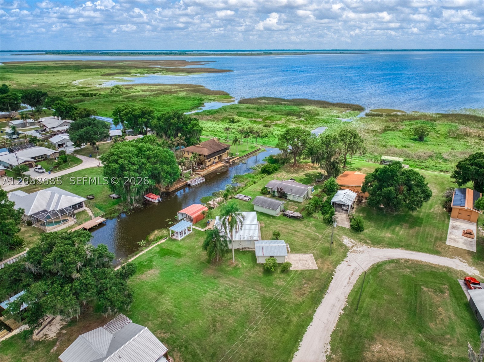 LAKE ISTOKPOGA CANALS - Residential