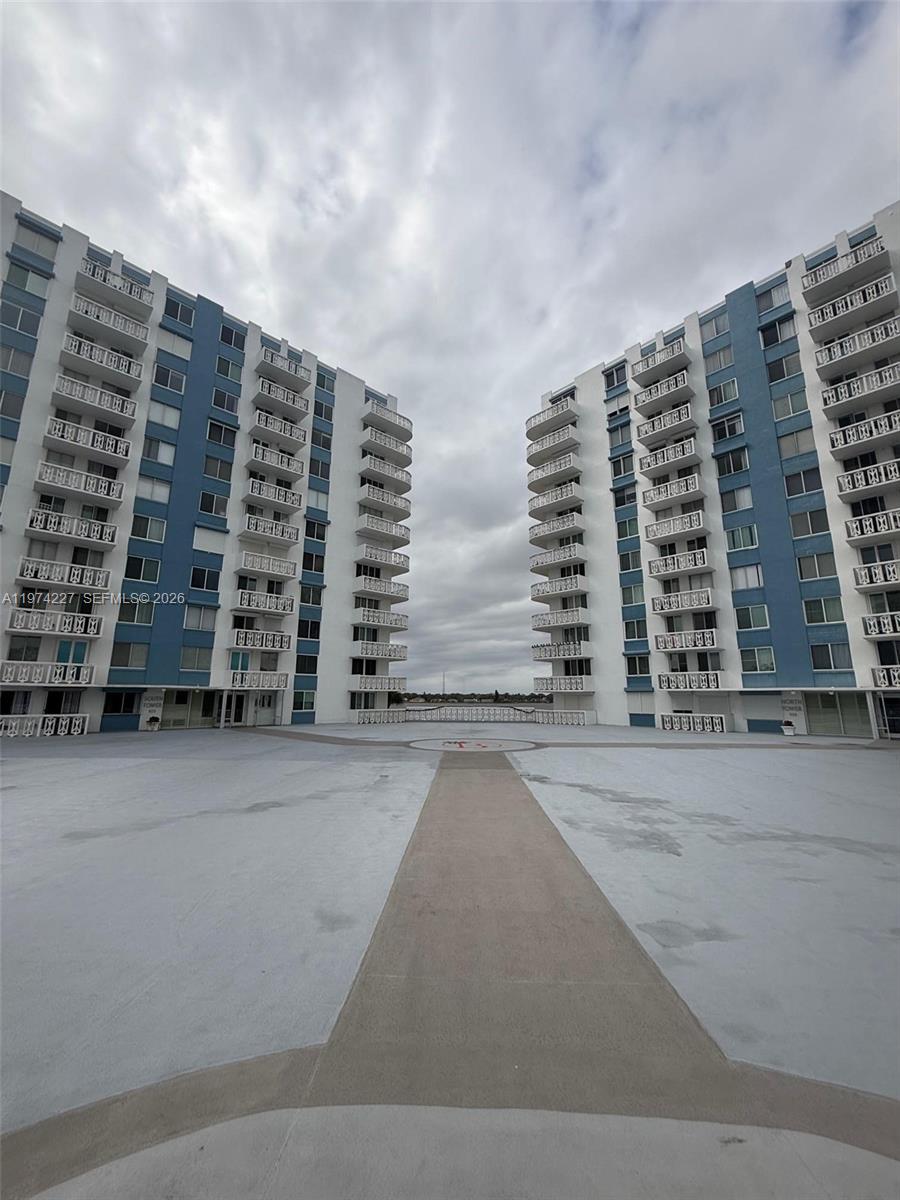 BAYSHORE BATH & TENNIS CLU - Residential