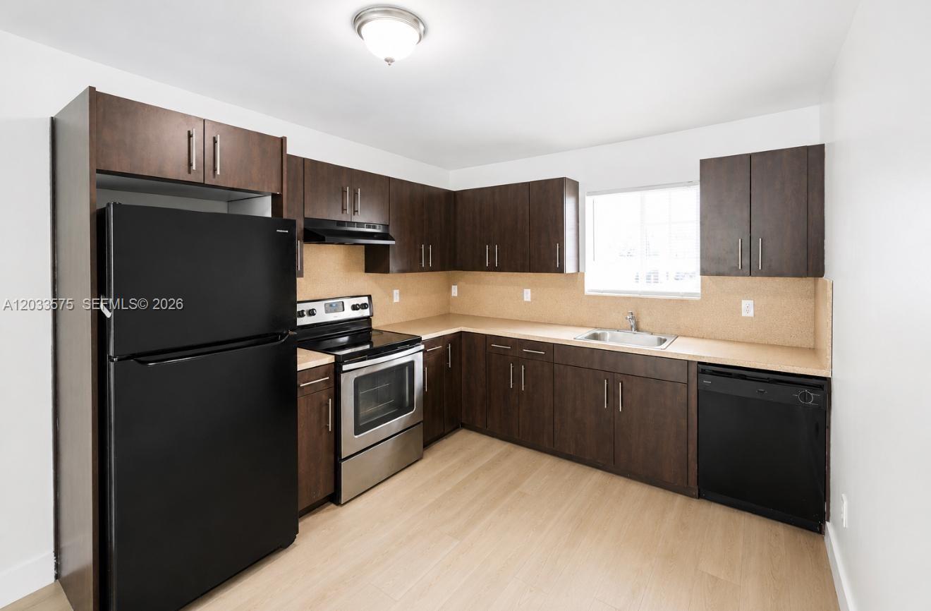 2 bedroom, 1 bathroom DUPLEX located in the heart of Miami Springs. Building offers parking and washer/dryer facility. Unit offers a backyard!!! Close to downtown Miami Springs! Unit offers 1 assigned parking spot & water. Minutes away from major highways and Miami international Airport.
