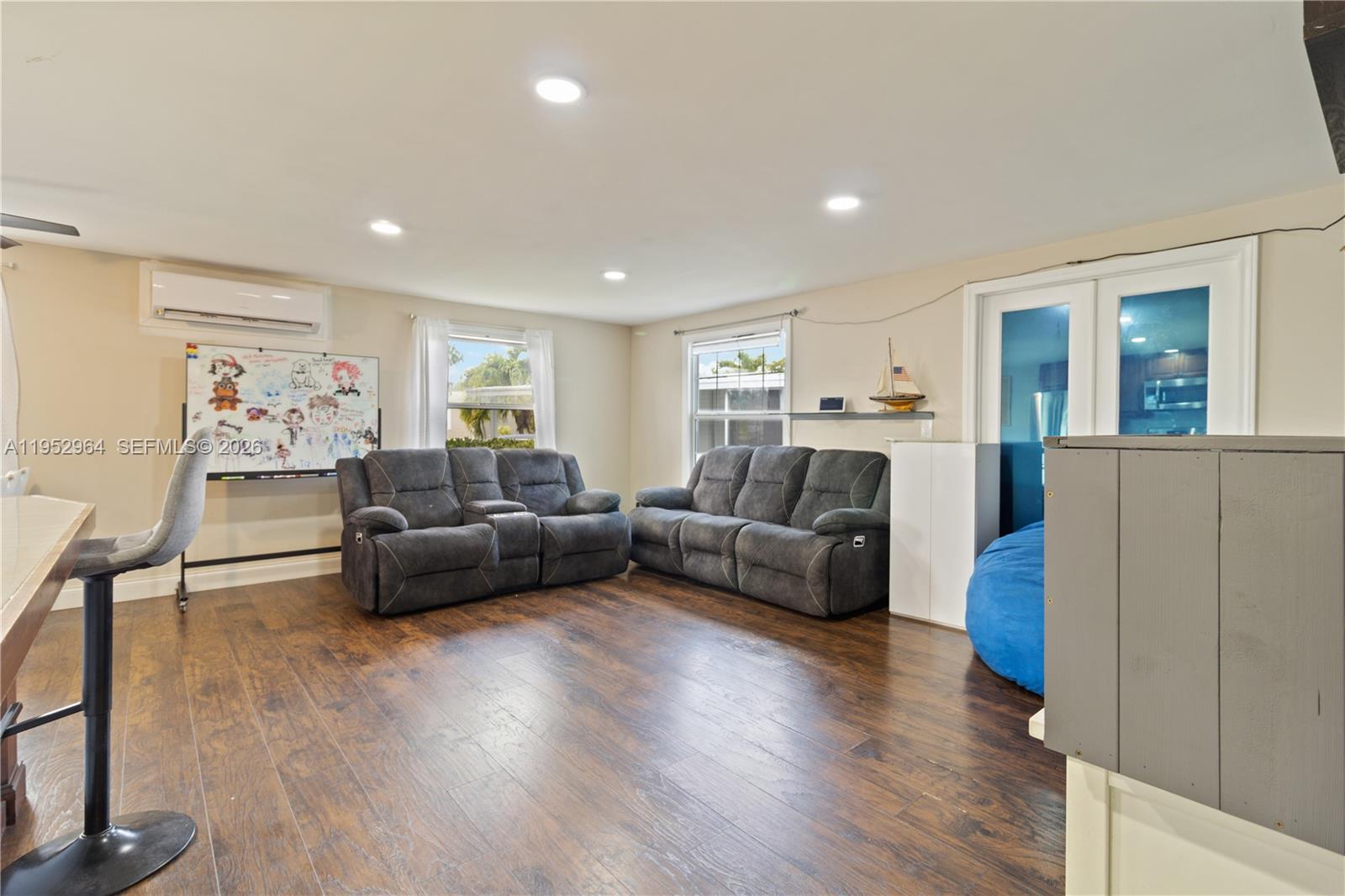 RAVENSWOOD ESTATES & MARI - Residential