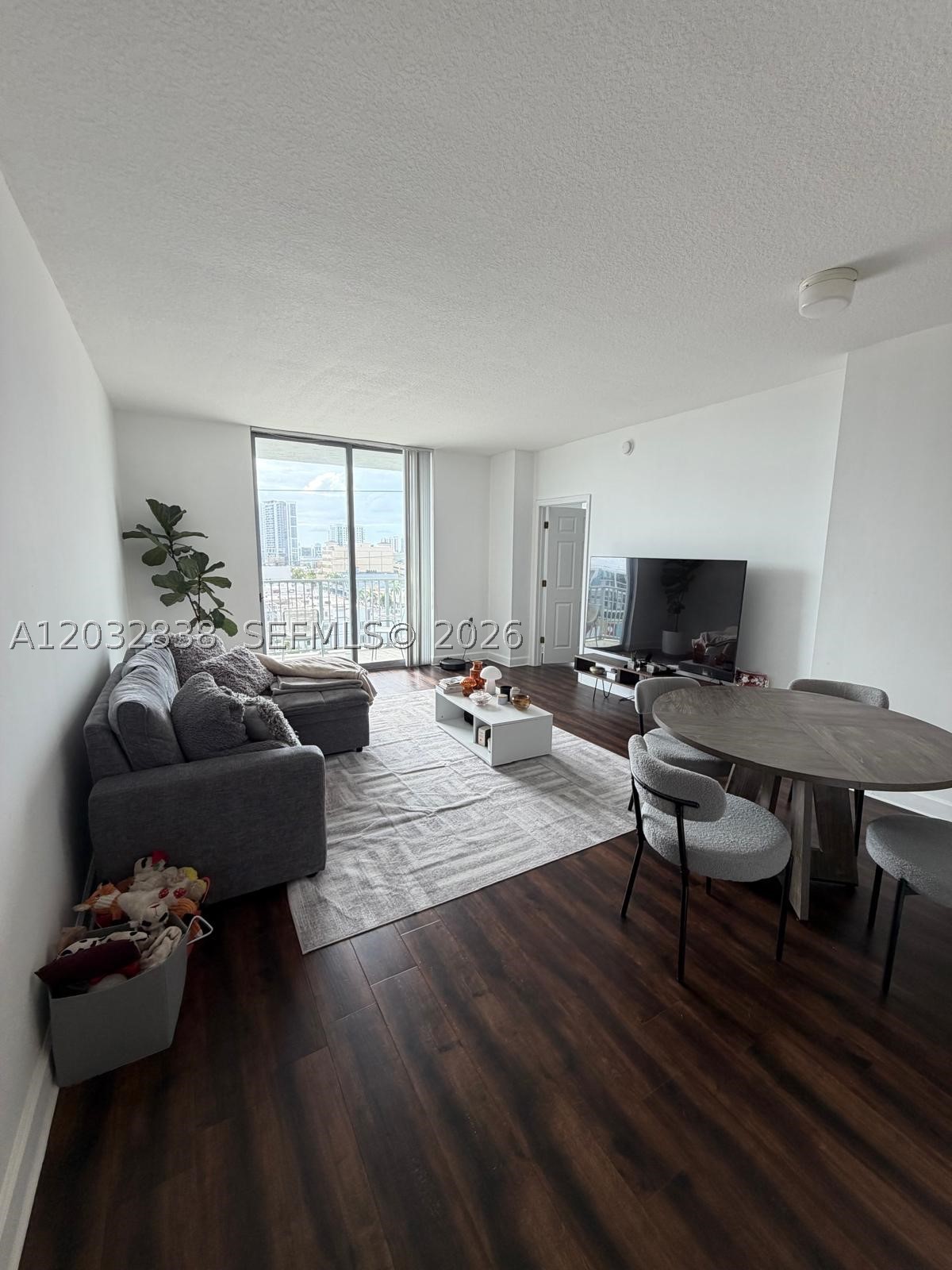 HOLLYWOOD STATION RES CON - Residential Lease