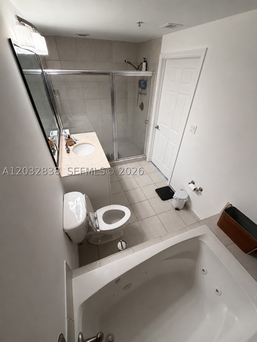 HOLLYWOOD STATION RES CON - Residential Lease