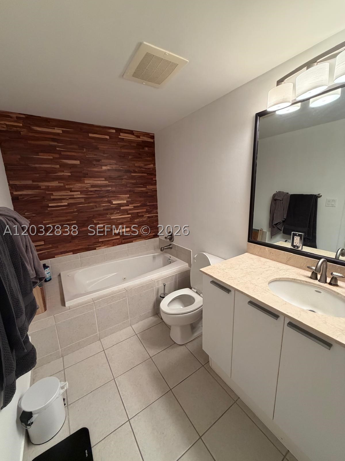 HOLLYWOOD STATION RES CON - Residential Lease