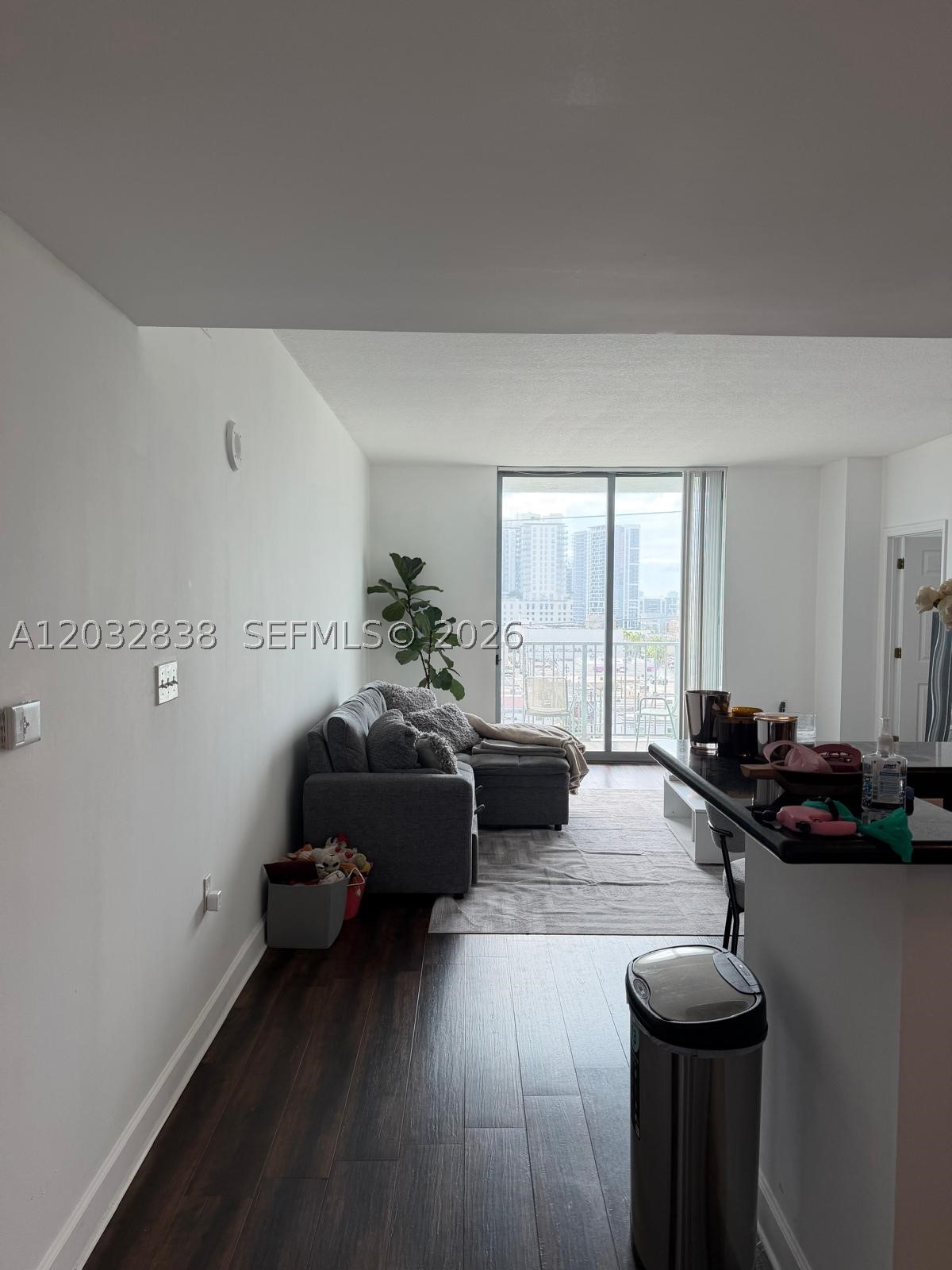 HOLLYWOOD STATION RES CON - Residential Lease
