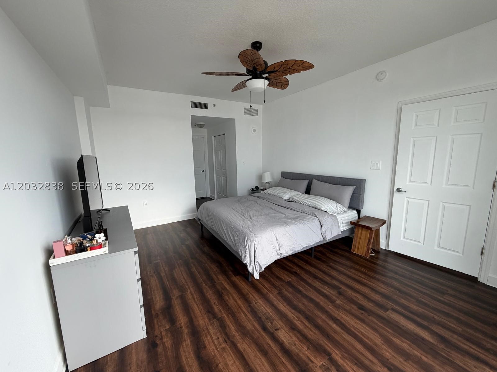 HOLLYWOOD STATION RES CON - Residential Lease