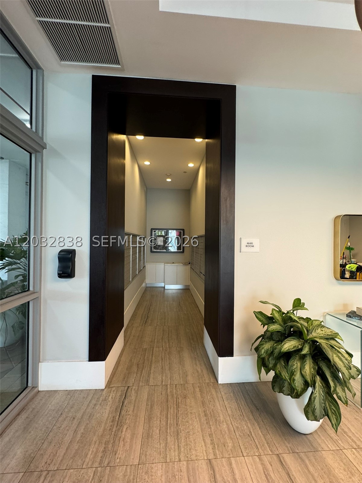 HOLLYWOOD STATION RES CON - Residential Lease