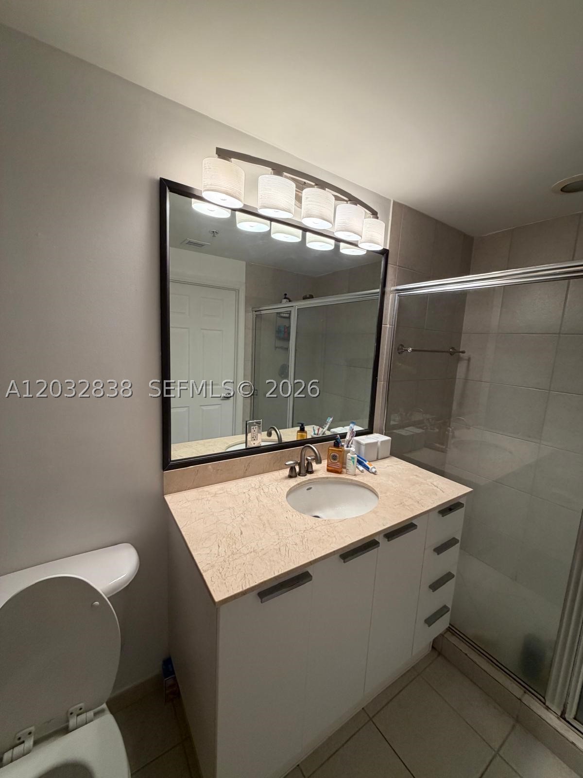 HOLLYWOOD STATION RES CON - Residential Lease