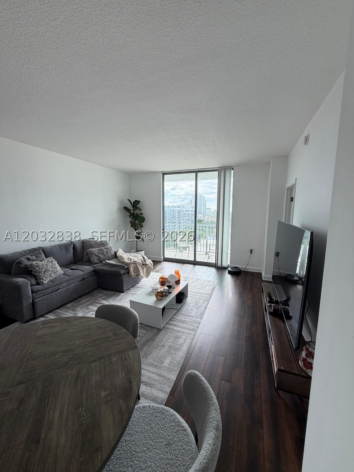 HOLLYWOOD STATION RES CON - Residential Lease