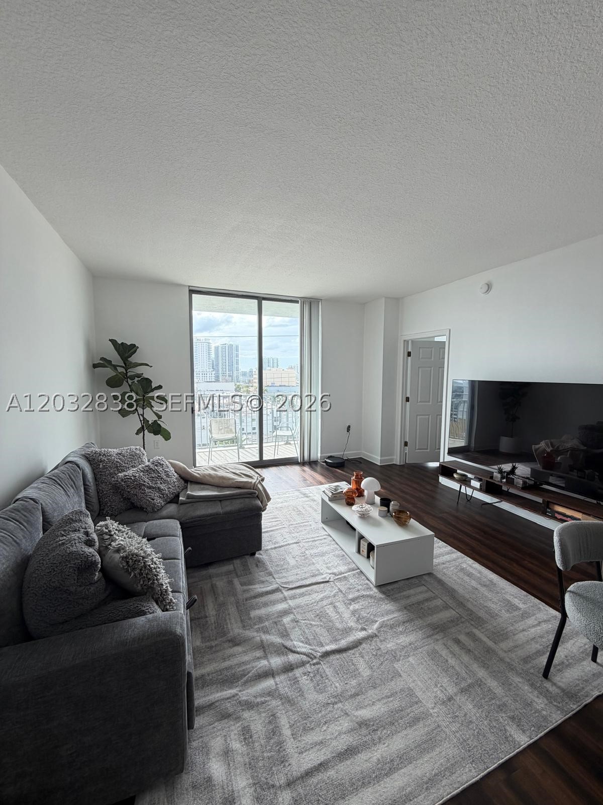 HOLLYWOOD STATION RES CON - Residential Lease