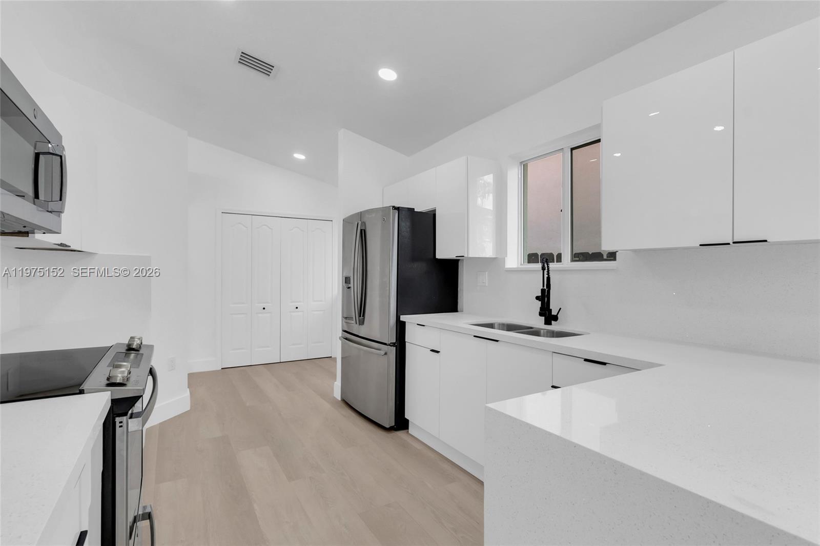 SUNSET LAKES ESTATES 1ST - Residential