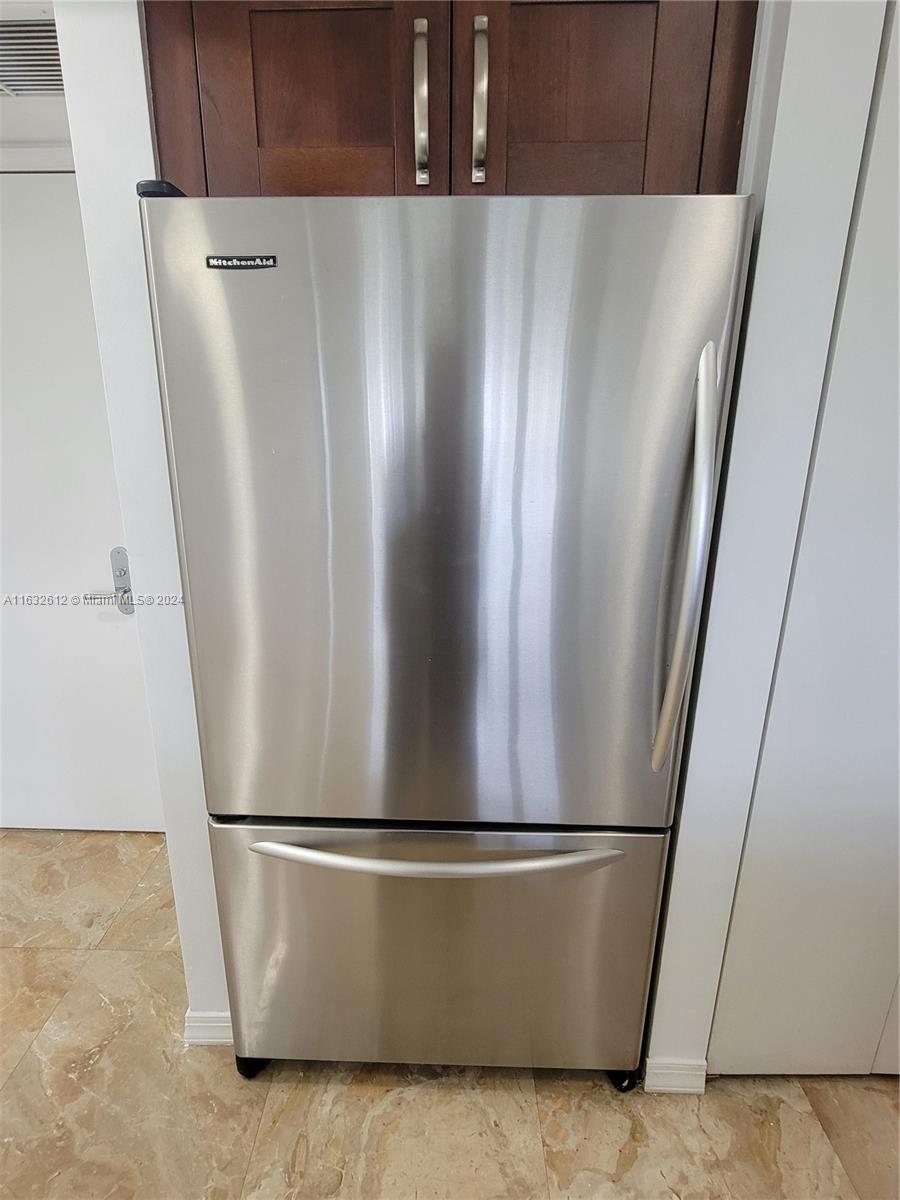 TURNBERRY VLG NO TOWER CO - Residential Lease