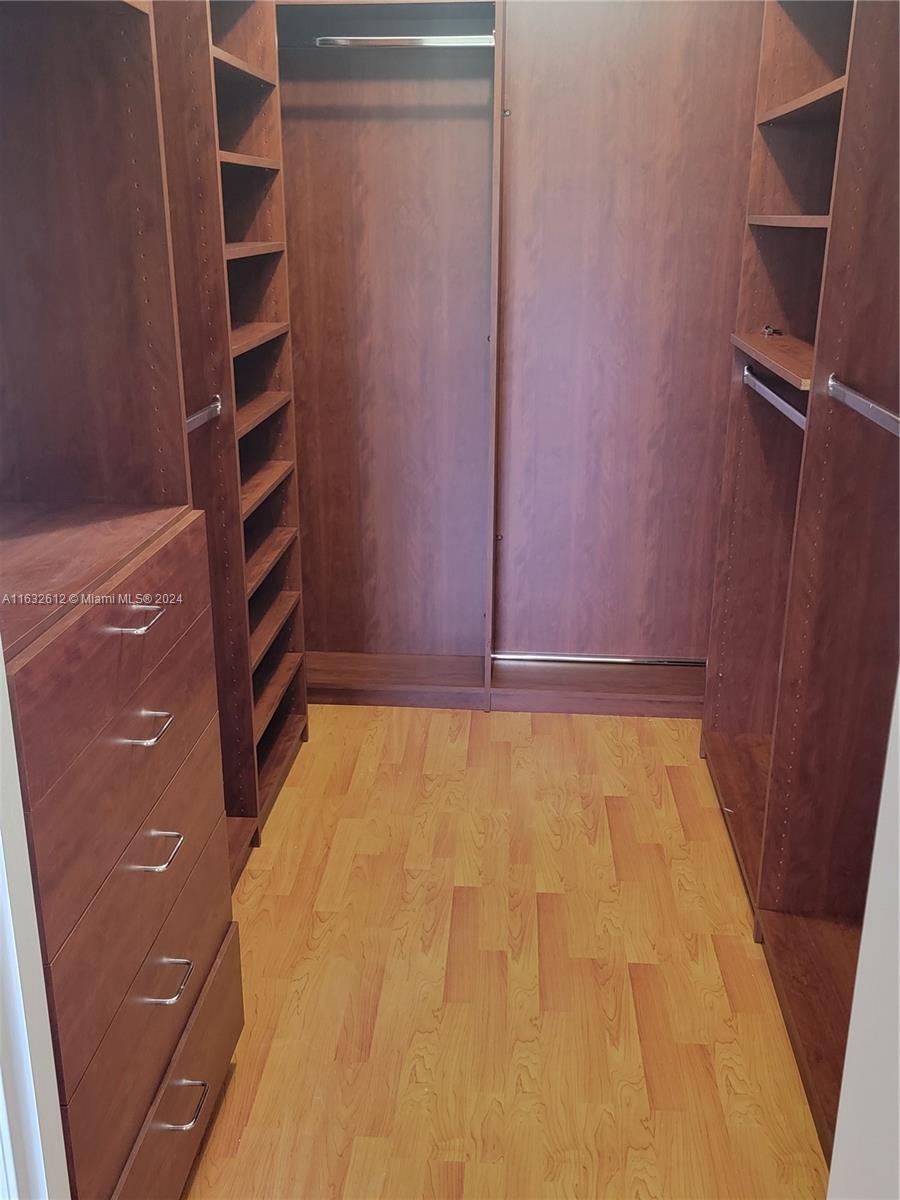 TURNBERRY VLG NO TOWER CO - Residential Lease