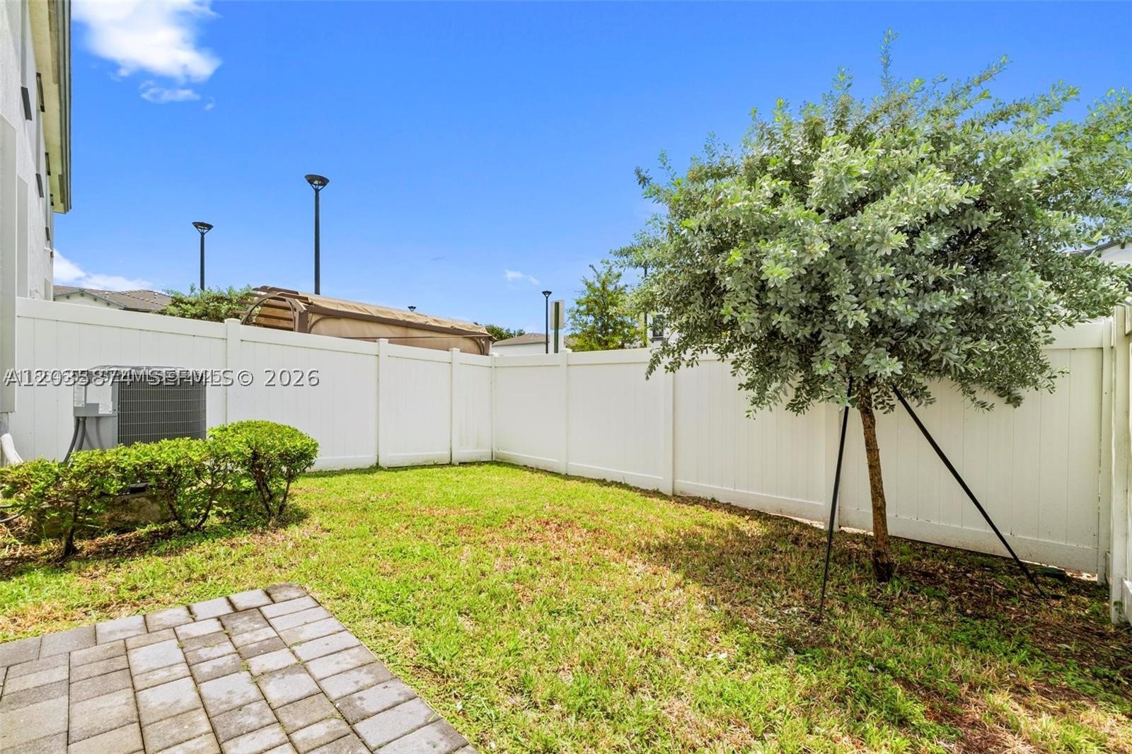 VISTA LAGO - Residential