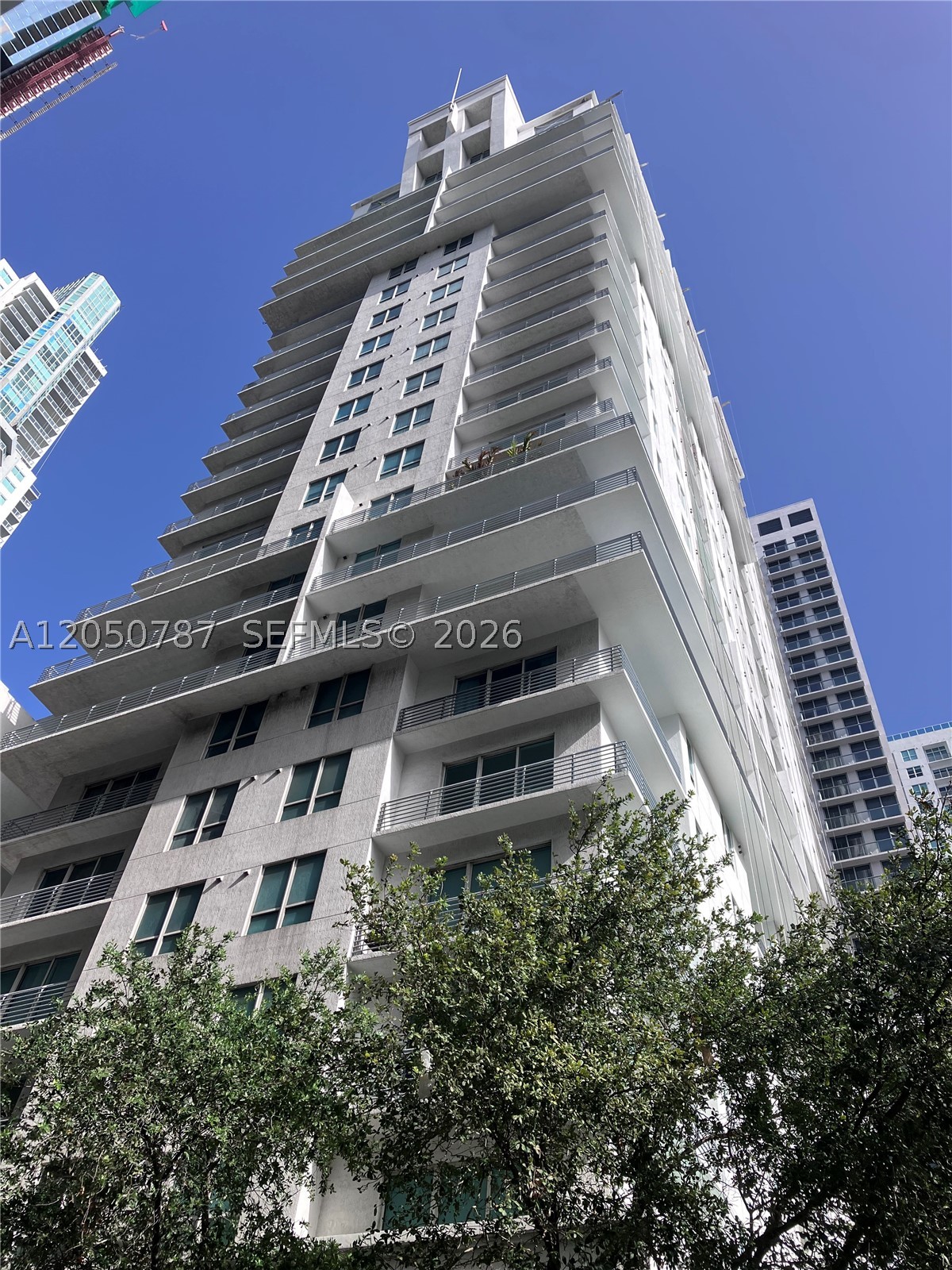 Experience modern city living in this stunning 1-bedroom, 1-bathroom upper penthouse featuring an open-concept loft layout with soaring high ceilings and an abundance of natural light. This spacious residence offers a fresh, airy atmosphere, enhanced by expansive windows and an industrial-chic design with exposed concrete ceilings that perfectly complement the vibrant downtown lifestyle.
Ideally located in the heart of Downtown Miami, you'll be just steps from Miami Dade College, Kaseya Center, Miami World Center, Metromover, Brightline, restaurants, cafés, shopping, entertainment, and everything the city has to offer.
Residents enjoy a full range of amenities, including, swimming pool, fitness center, clubroom and sauna.
Secure building with the convenience of downtown living.