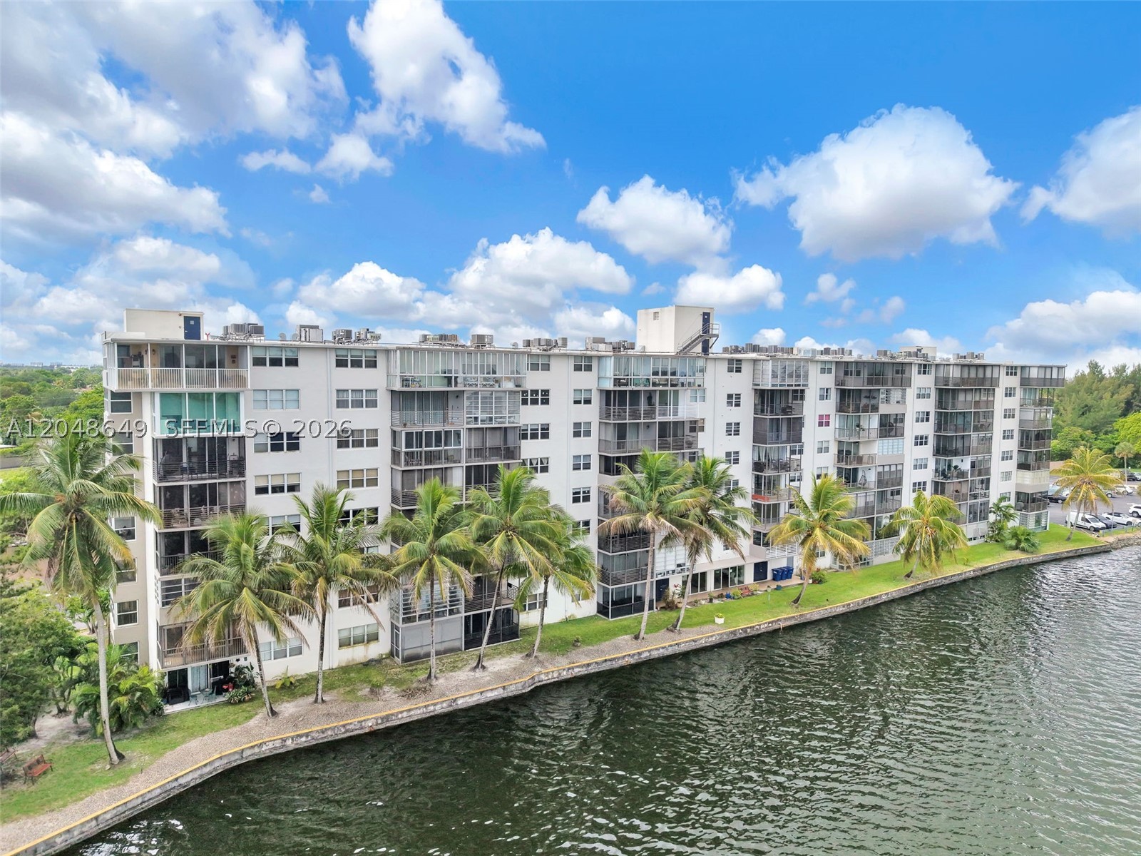 ROYAL BAHAMIAN WEST - Residential