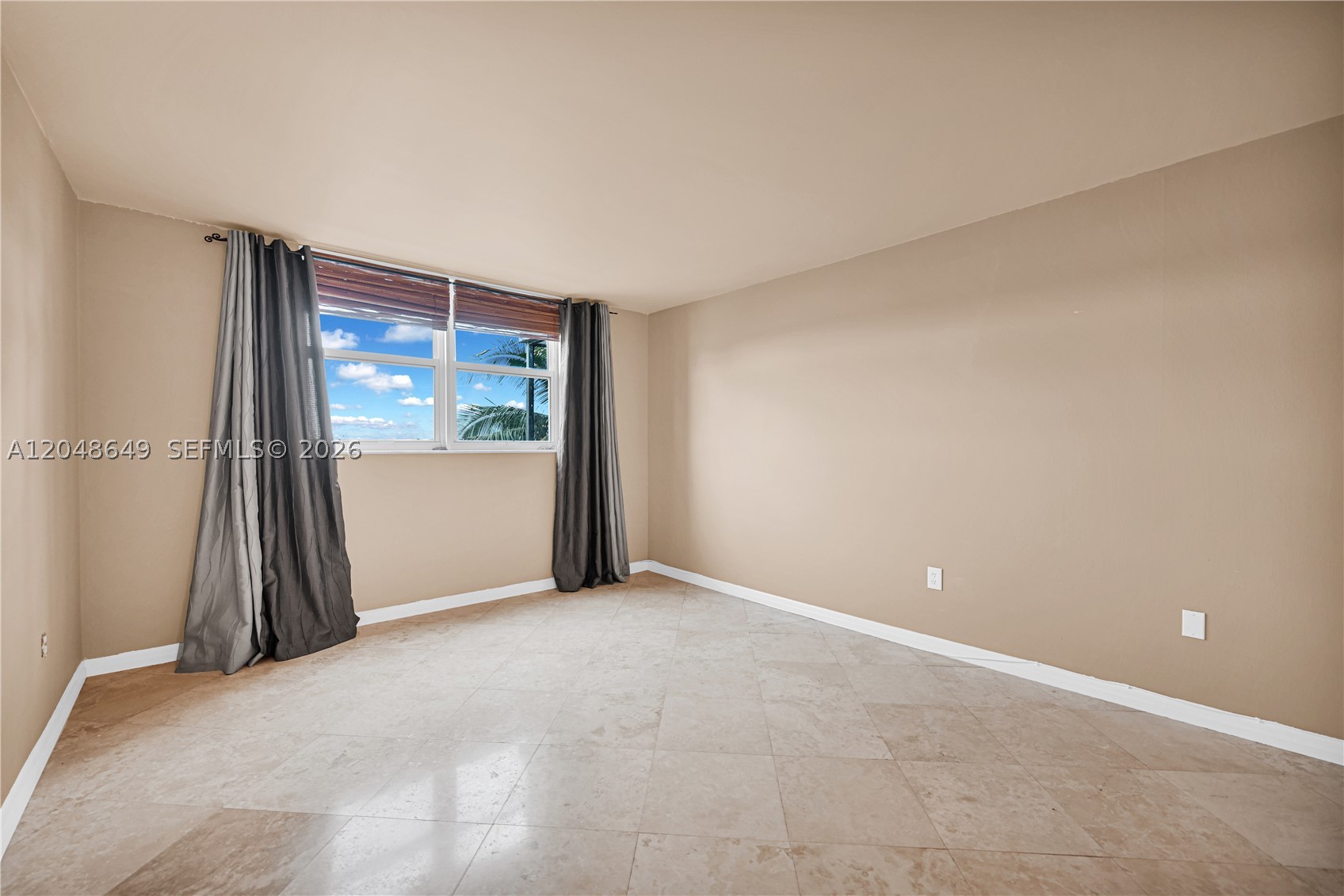 ROYAL BAHAMIAN WEST - Residential