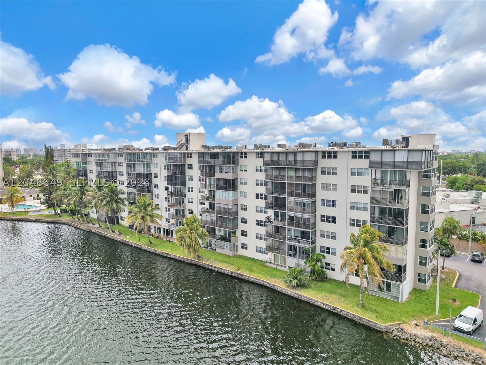 ROYAL BAHAMIAN WEST - Residential