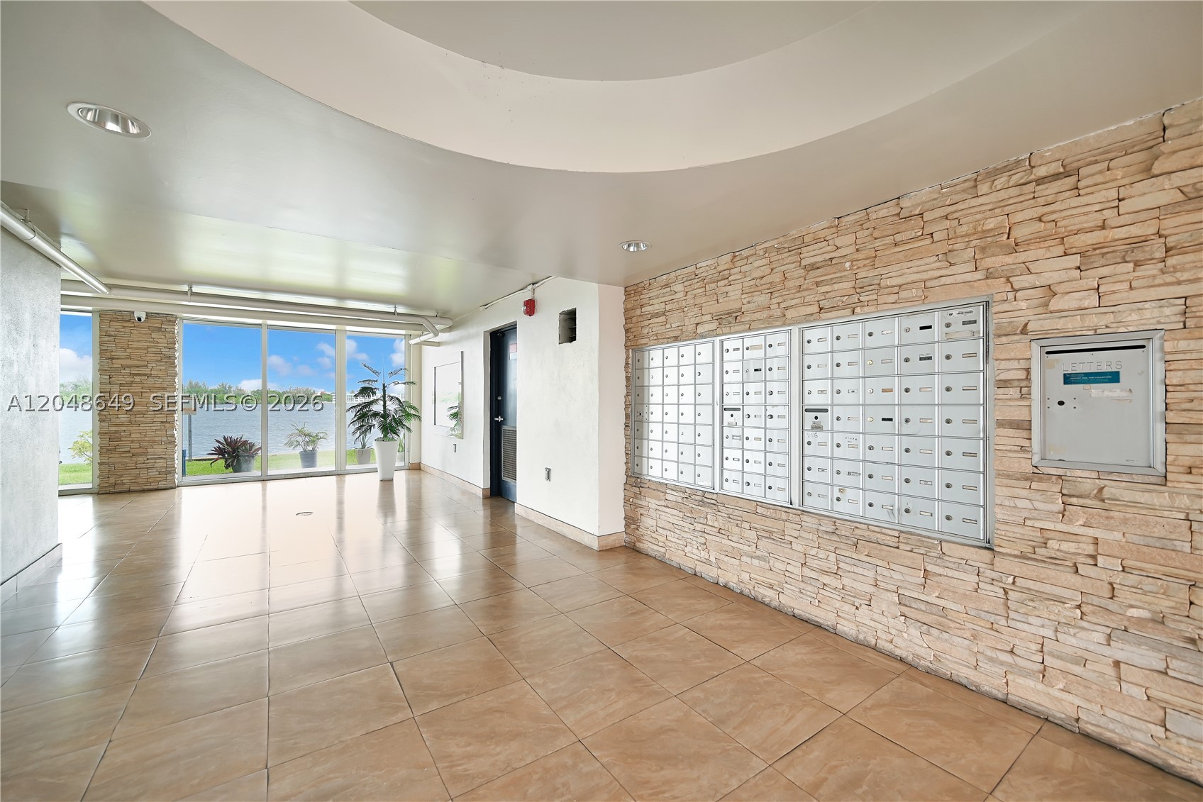 ROYAL BAHAMIAN WEST - Residential